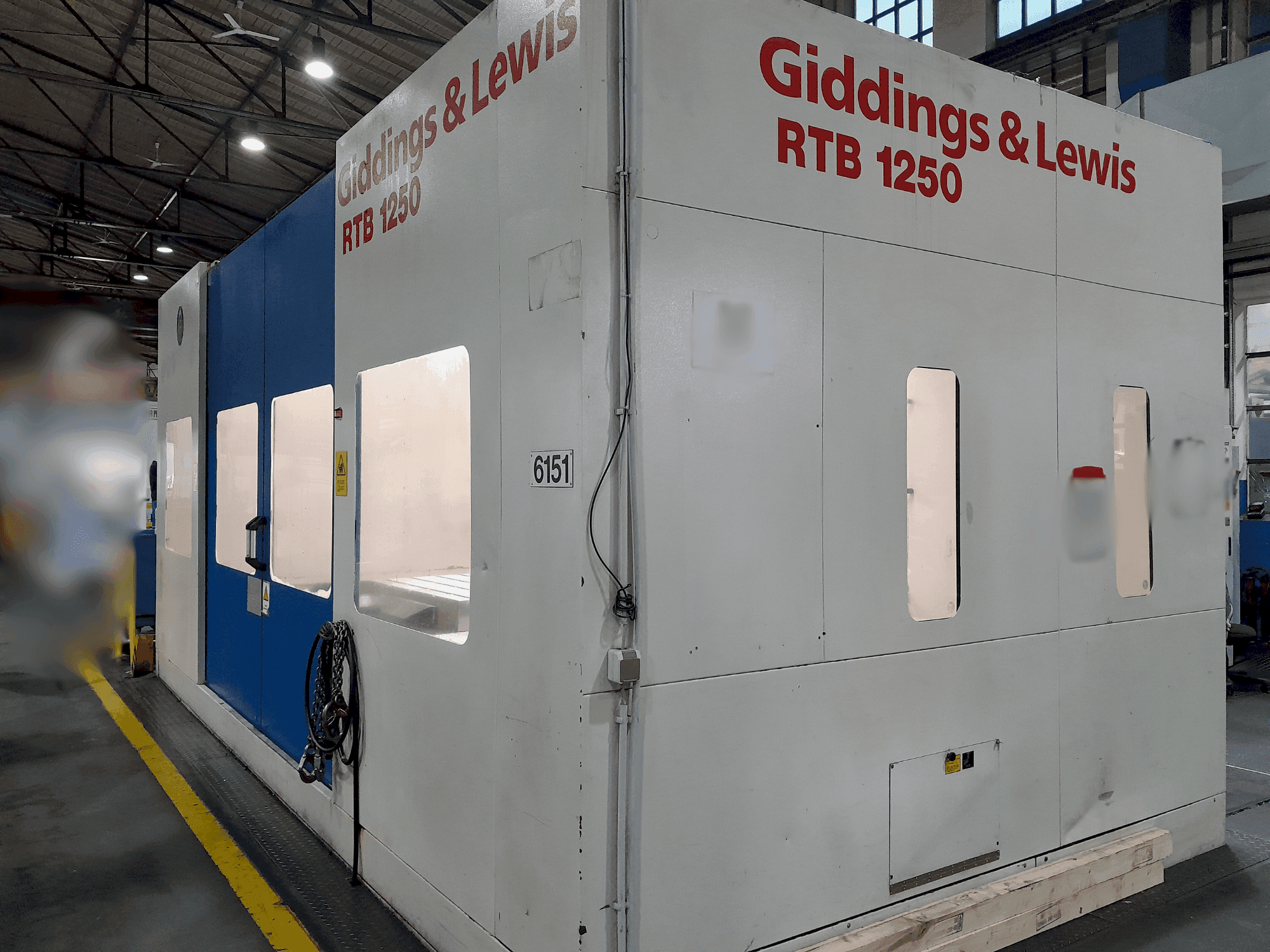 Frontansicht der GIDDINGS & LEWIS HMC 410 RTB 1250 Maschine