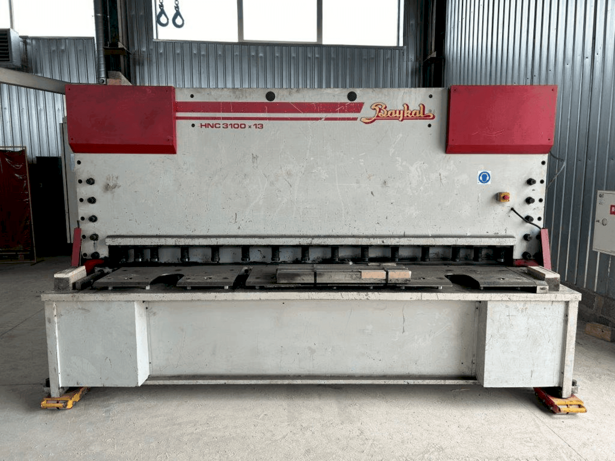 Frontansicht der Baykal HNC 3100x13 Maschine