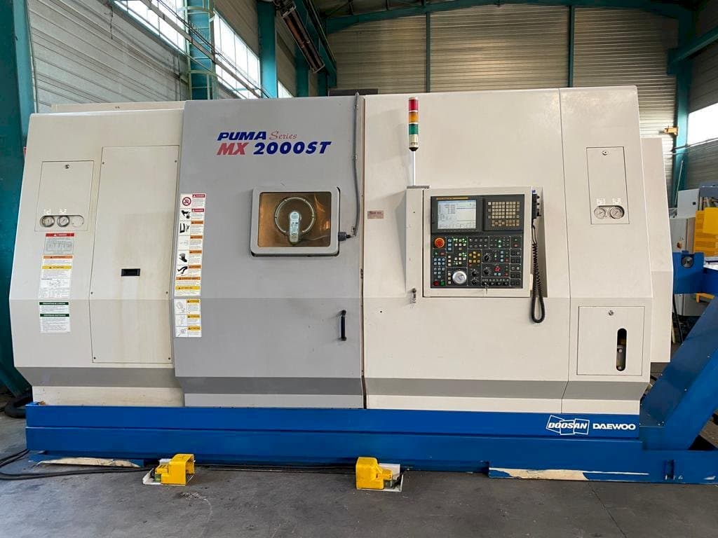 Frontansicht der Doosan PUMA MX 2000 ST Maschine