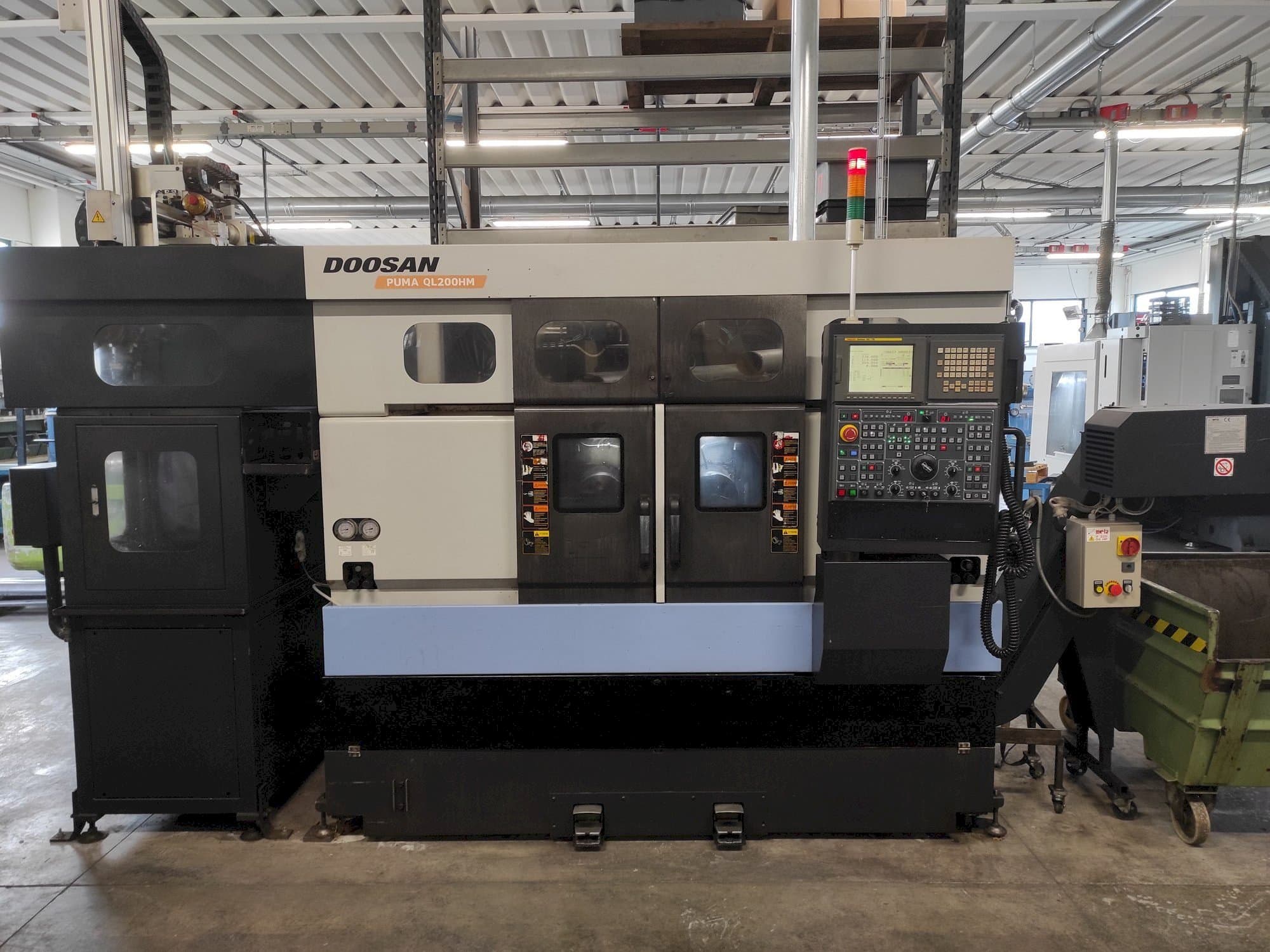 Frontansicht der Doosan Puma QL200HM  Maschine