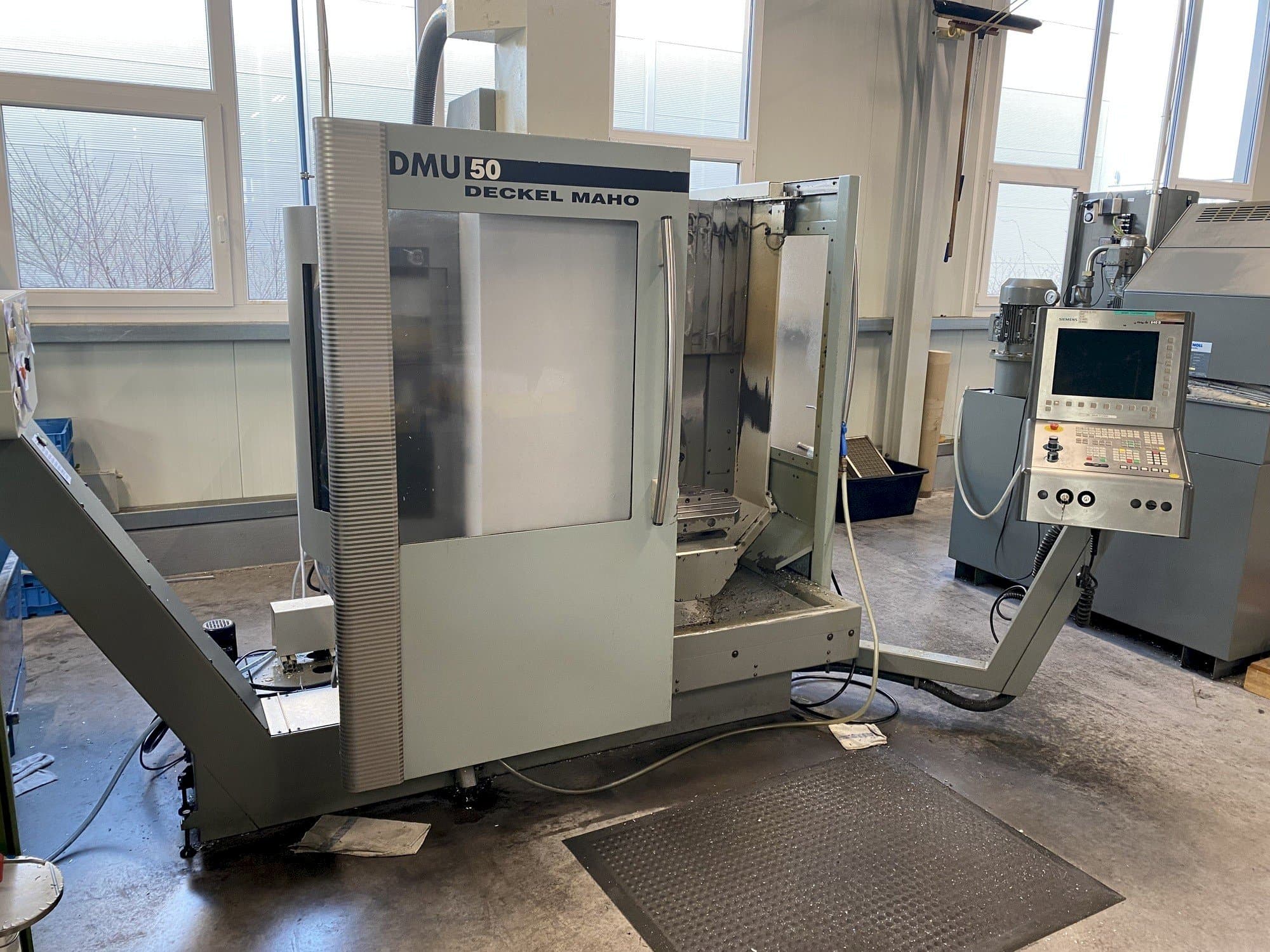 Frontansicht der DECKEL MAHO DMU 50 Maschine