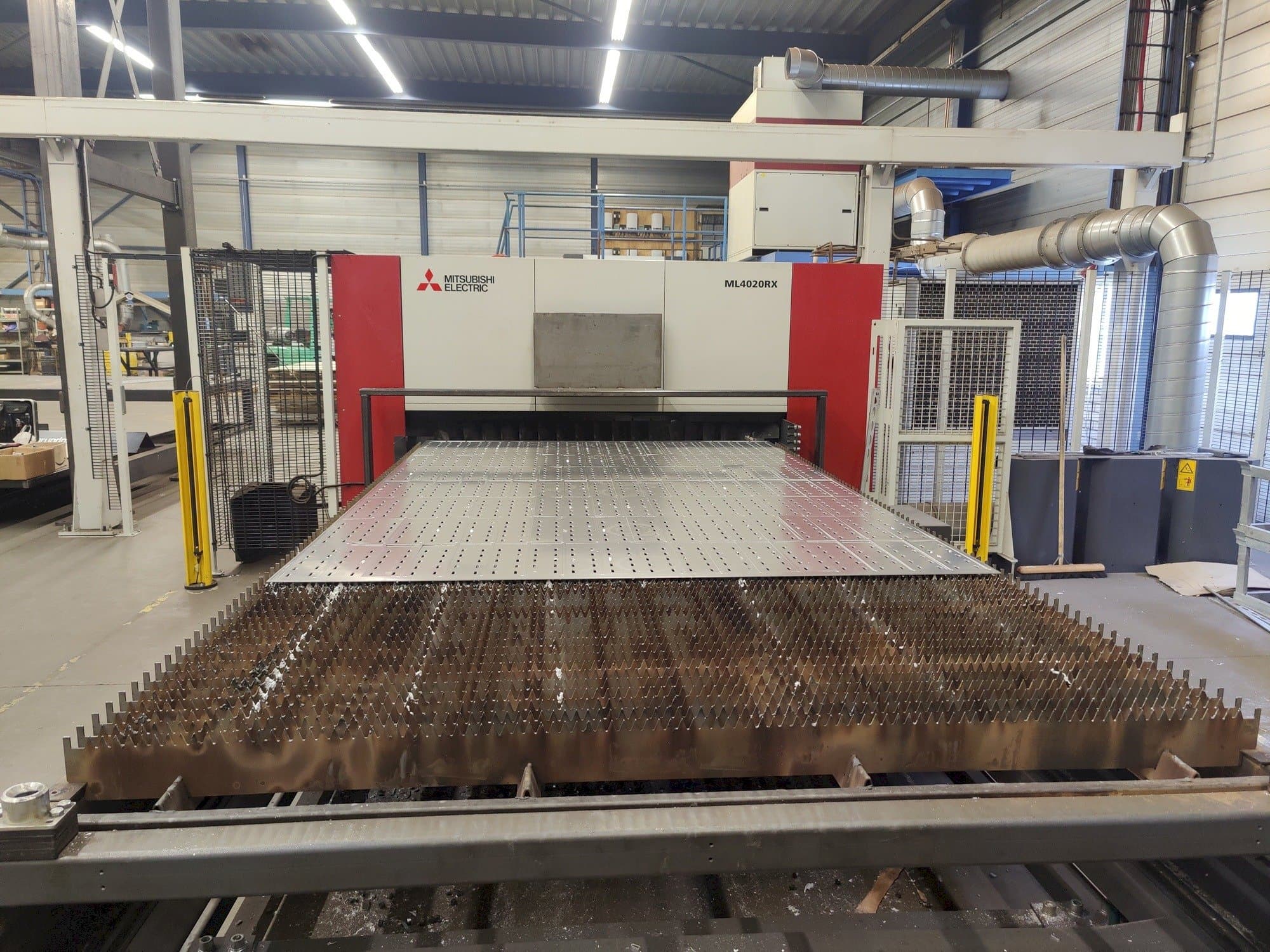 Frontansicht der Mitsubishi ML4020RX-F60 6,0kW CO2 Maschine