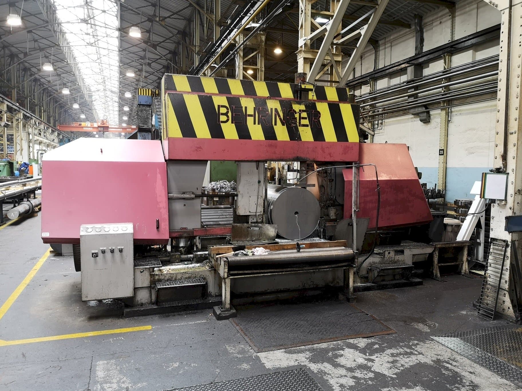 Frontansicht der Behringer HBP1080/1700 A/CNC Maschine