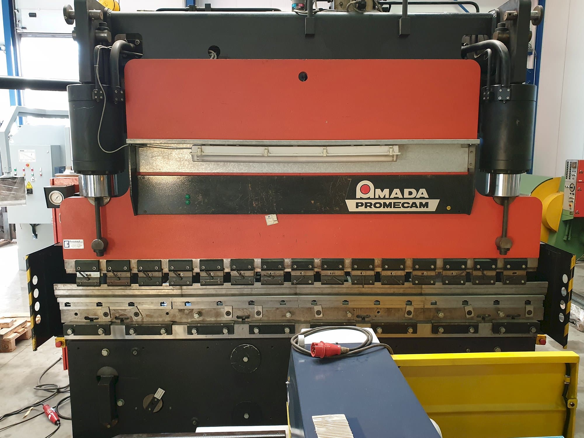 Frontansicht der AMADA PROMECAM STPC 200/30 Maschine