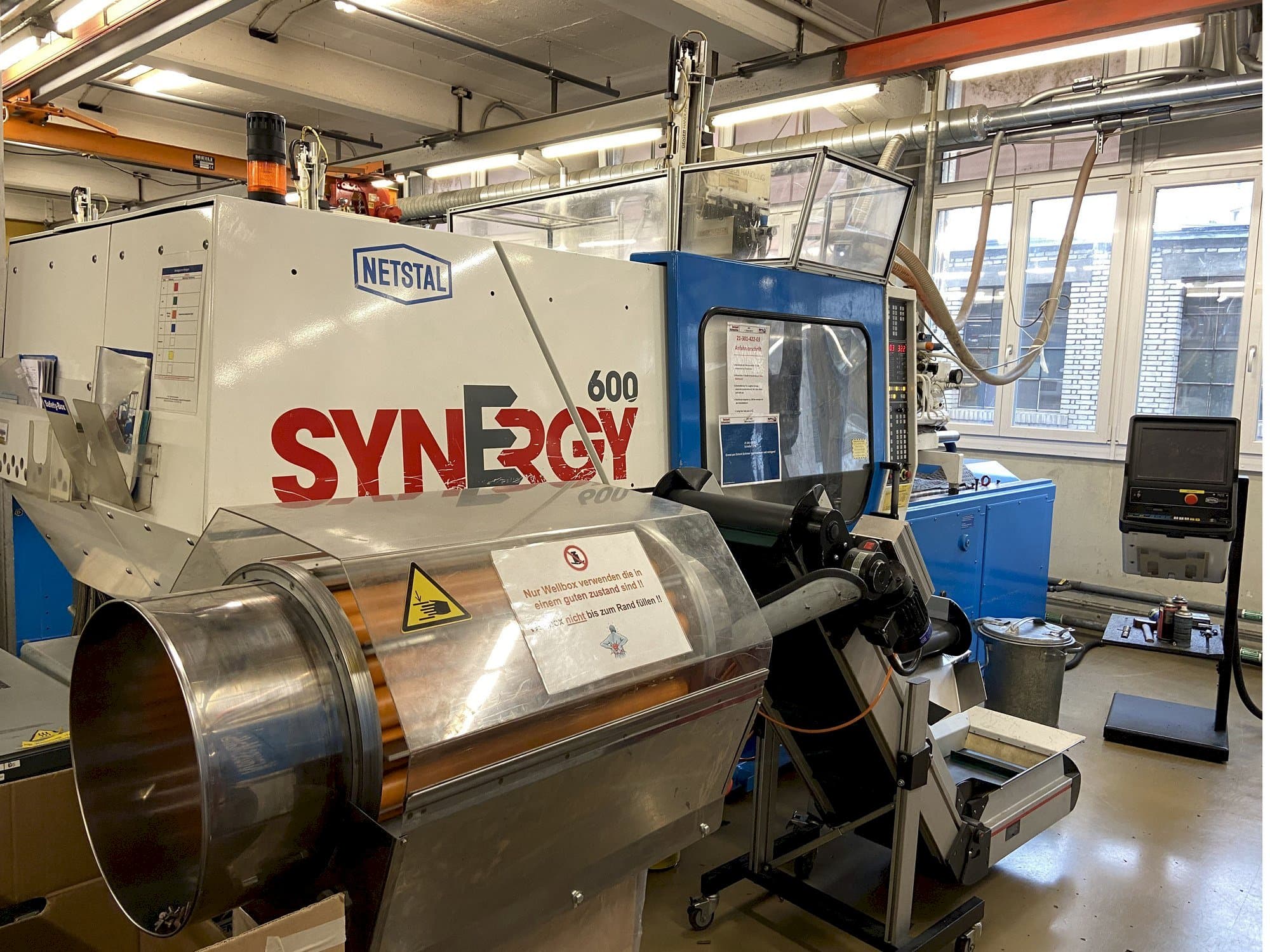 Frontansicht der Netstal SYNERGY 600-60 Maschine