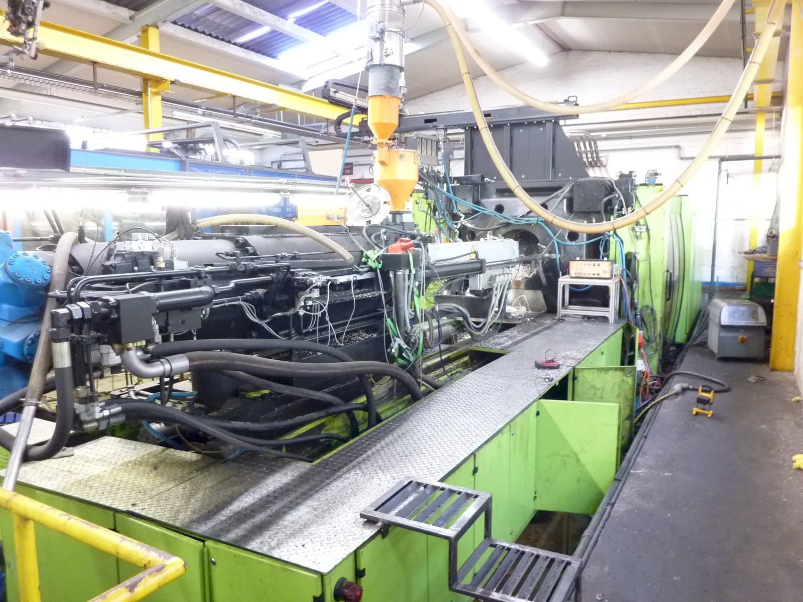 Linke Seitenansicht der ENGEL ES 10000/1300 DK Maschine