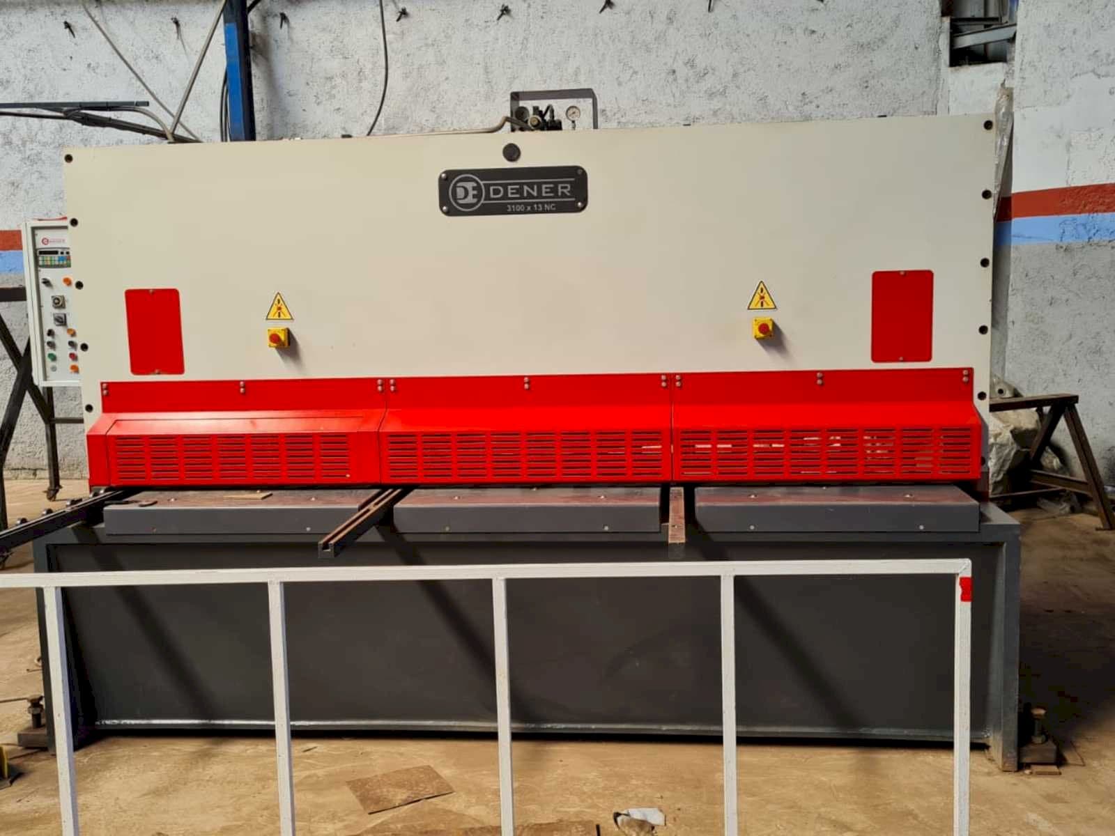 Frontansicht der DENER BS 3013 Maschine