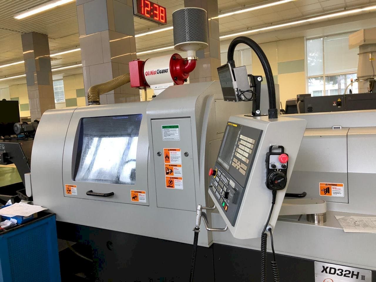 Frontansicht der Hanwha XD32H II Maschine