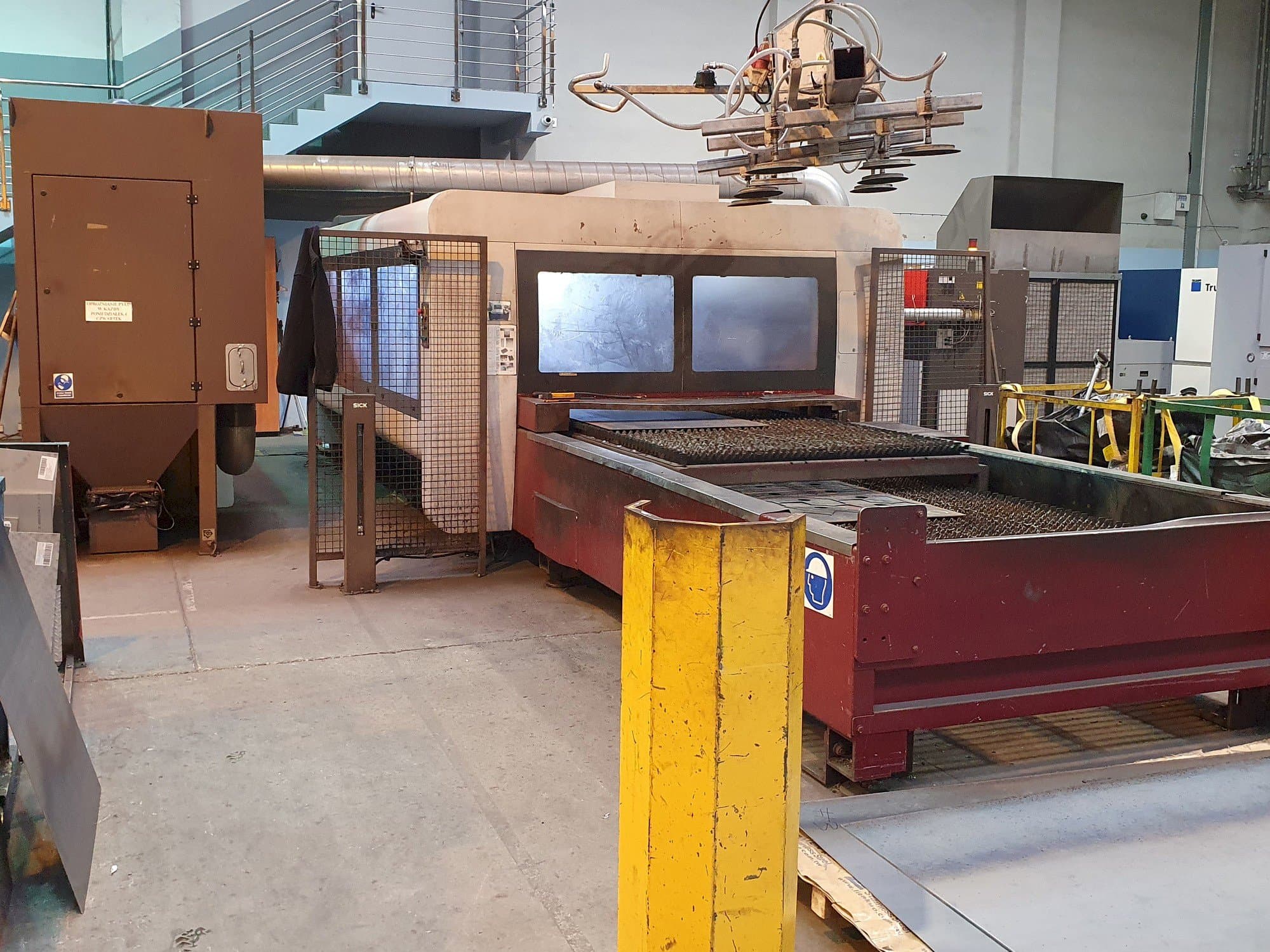 Linke Seitenansicht der Bystronic BySprint Pro 3015 Maschine