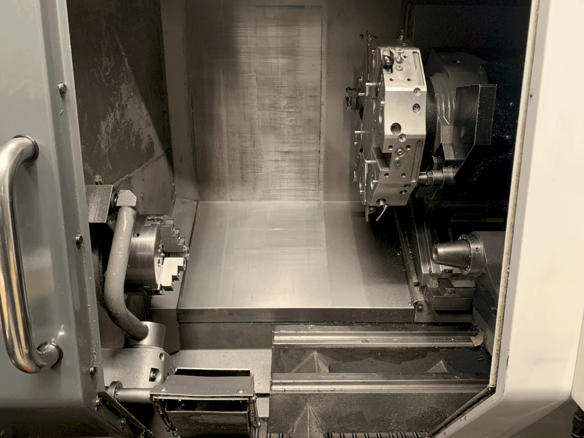 Frontansicht der HAAS ST-20Y Maschine