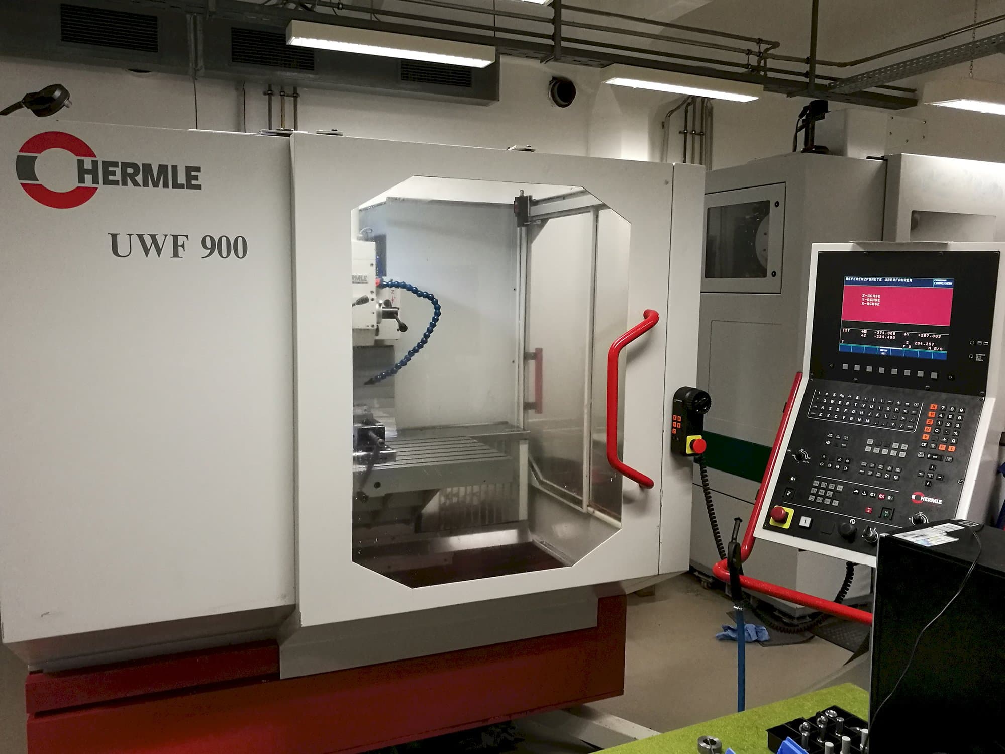 Linke Ansicht der HERMLE UWF 900 Maschine