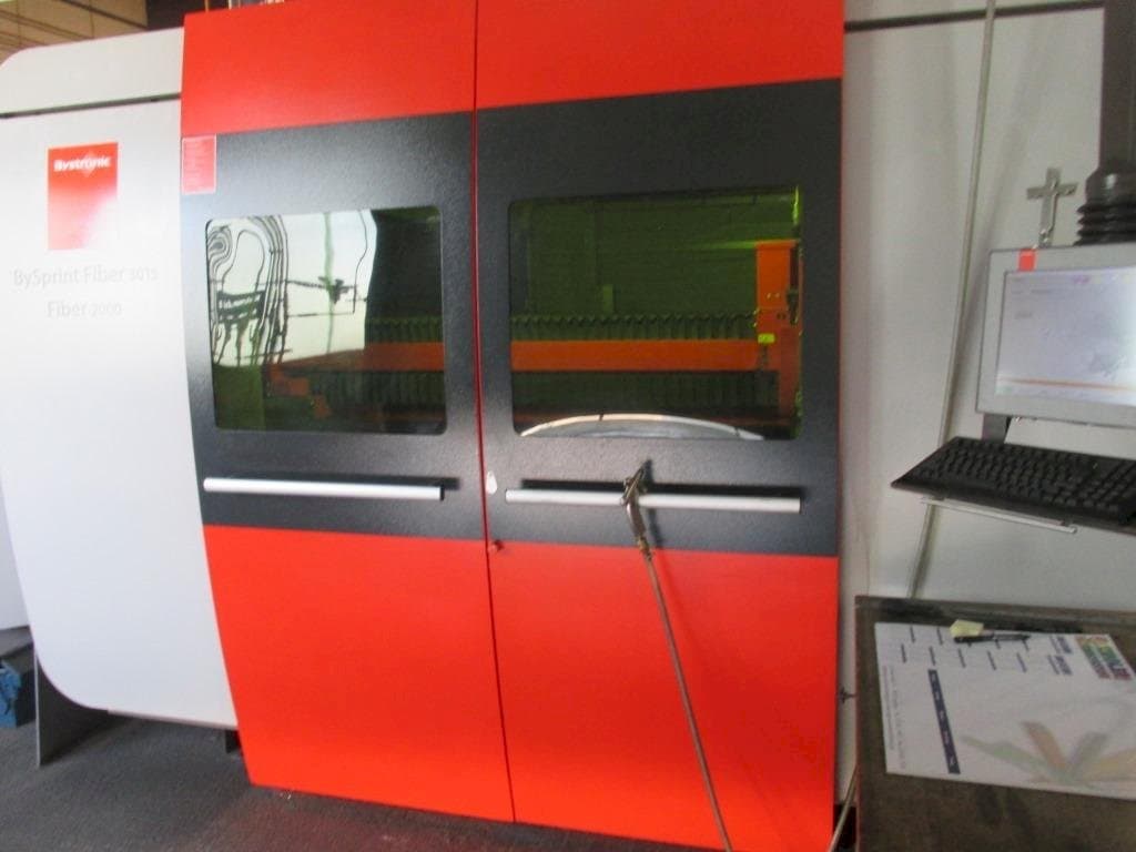 Frontansicht der Bystronic BySprint Fiber 3015 Maschine