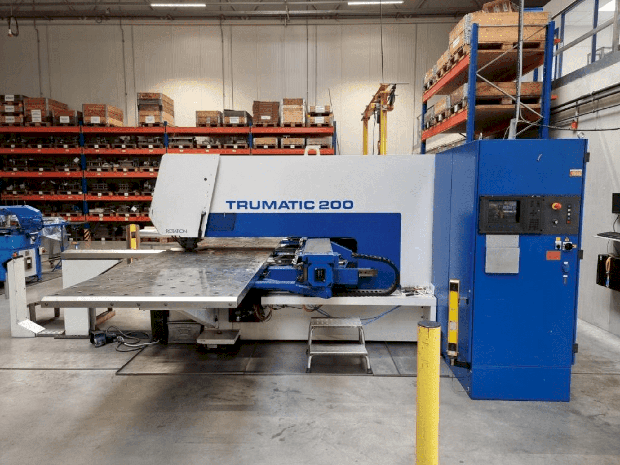 Frontansicht der TRUMPF Trumatic 200 Maschine