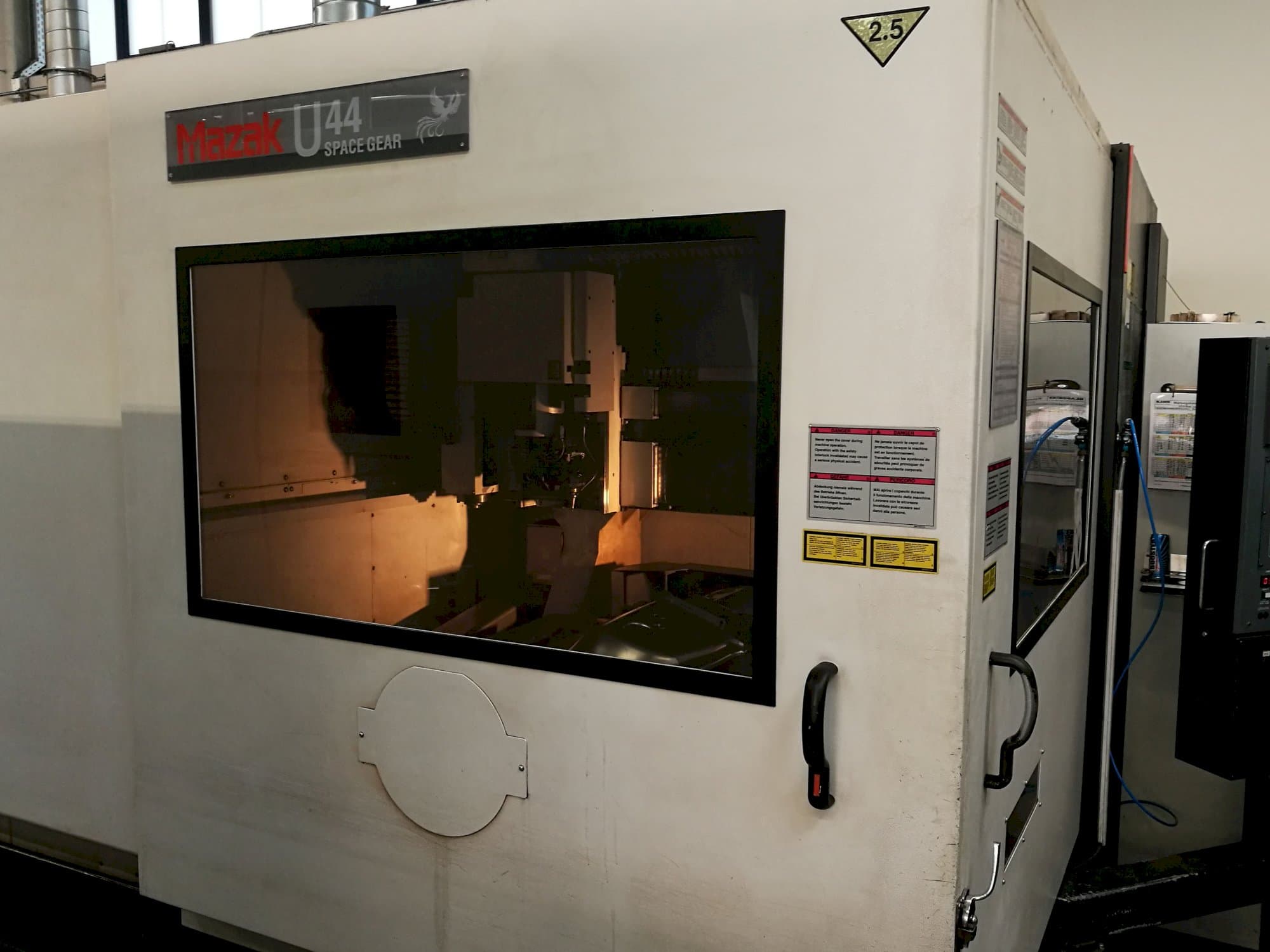 Linke Ansicht der Mazak Space Gear-U44 Maschine