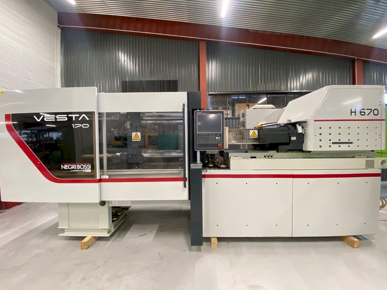 Frontansicht der Negri Bossi VE170, M151 Maschine