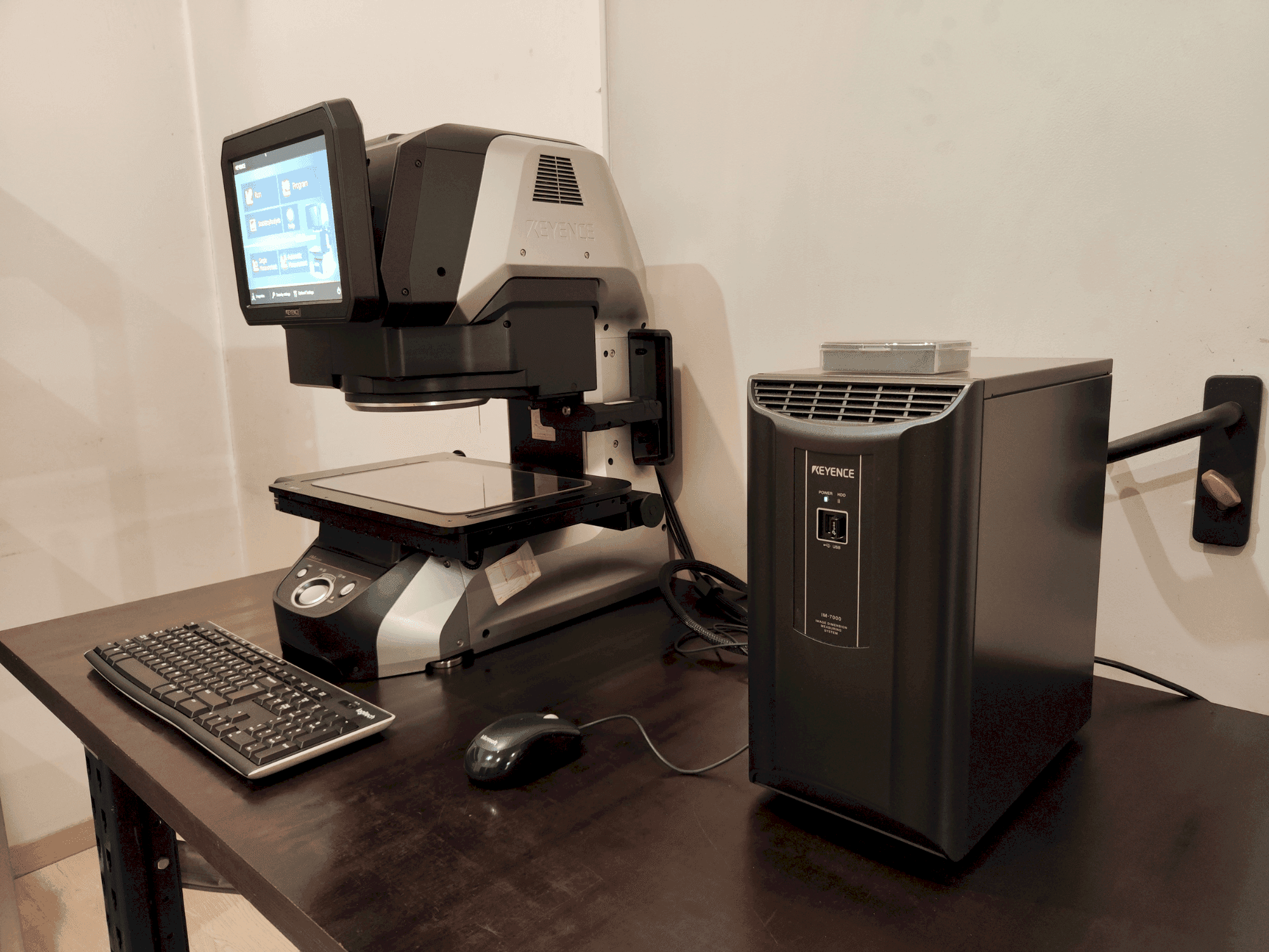 Frontansicht der KEYENCE IM-7030T Maschine