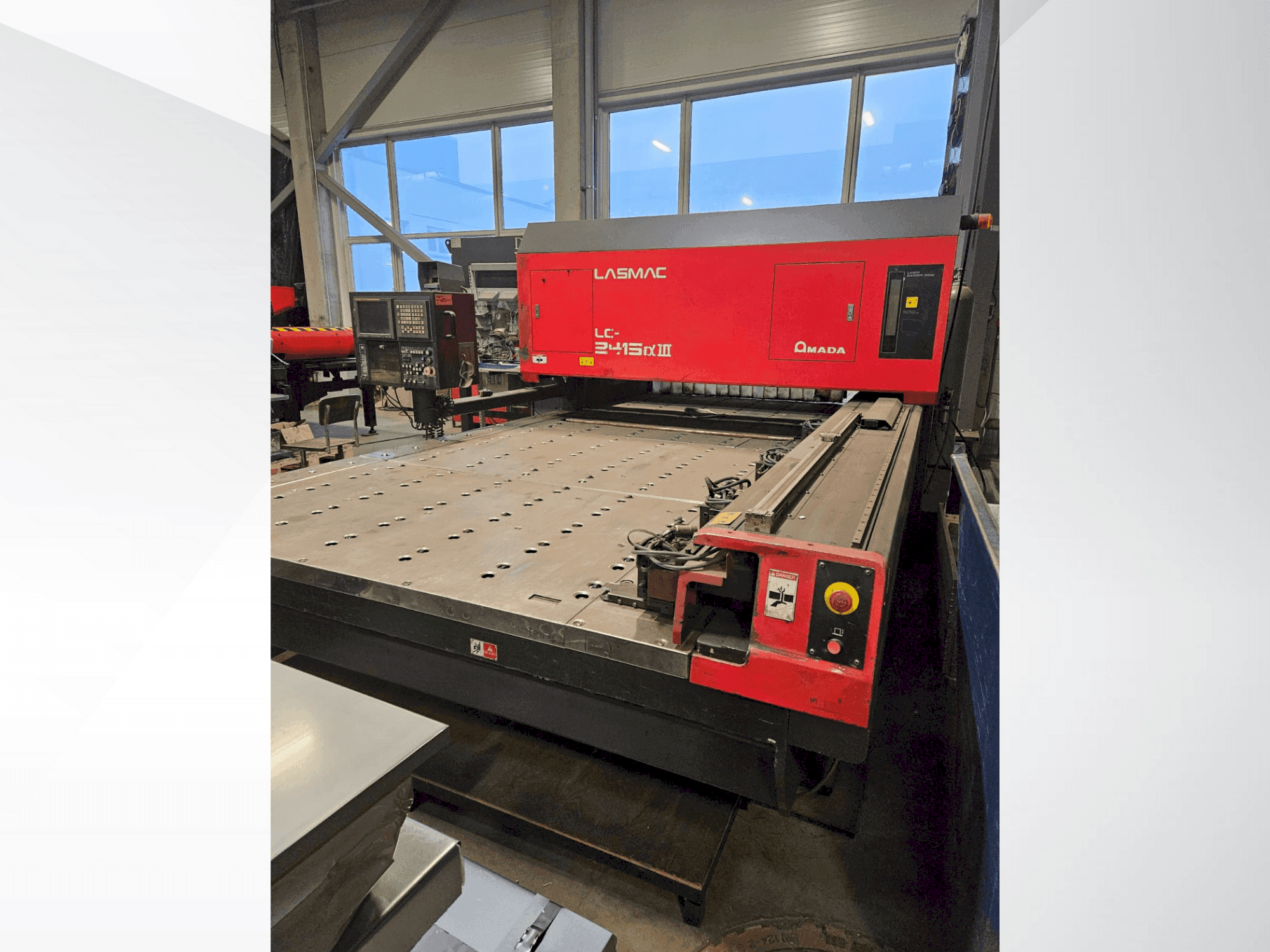 Frontansicht der AMADA LC 2415 A3  Maschine