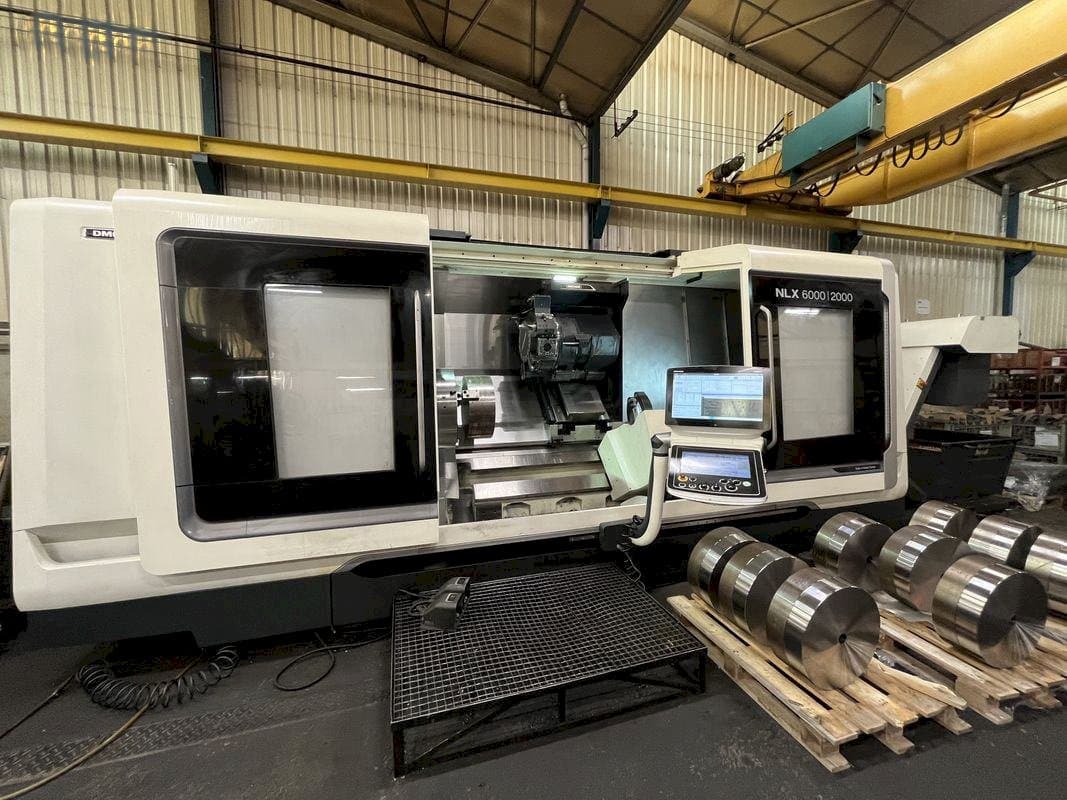 Linke Seitenansicht der DMG MORI NLX 6000 | 2000 Maschine