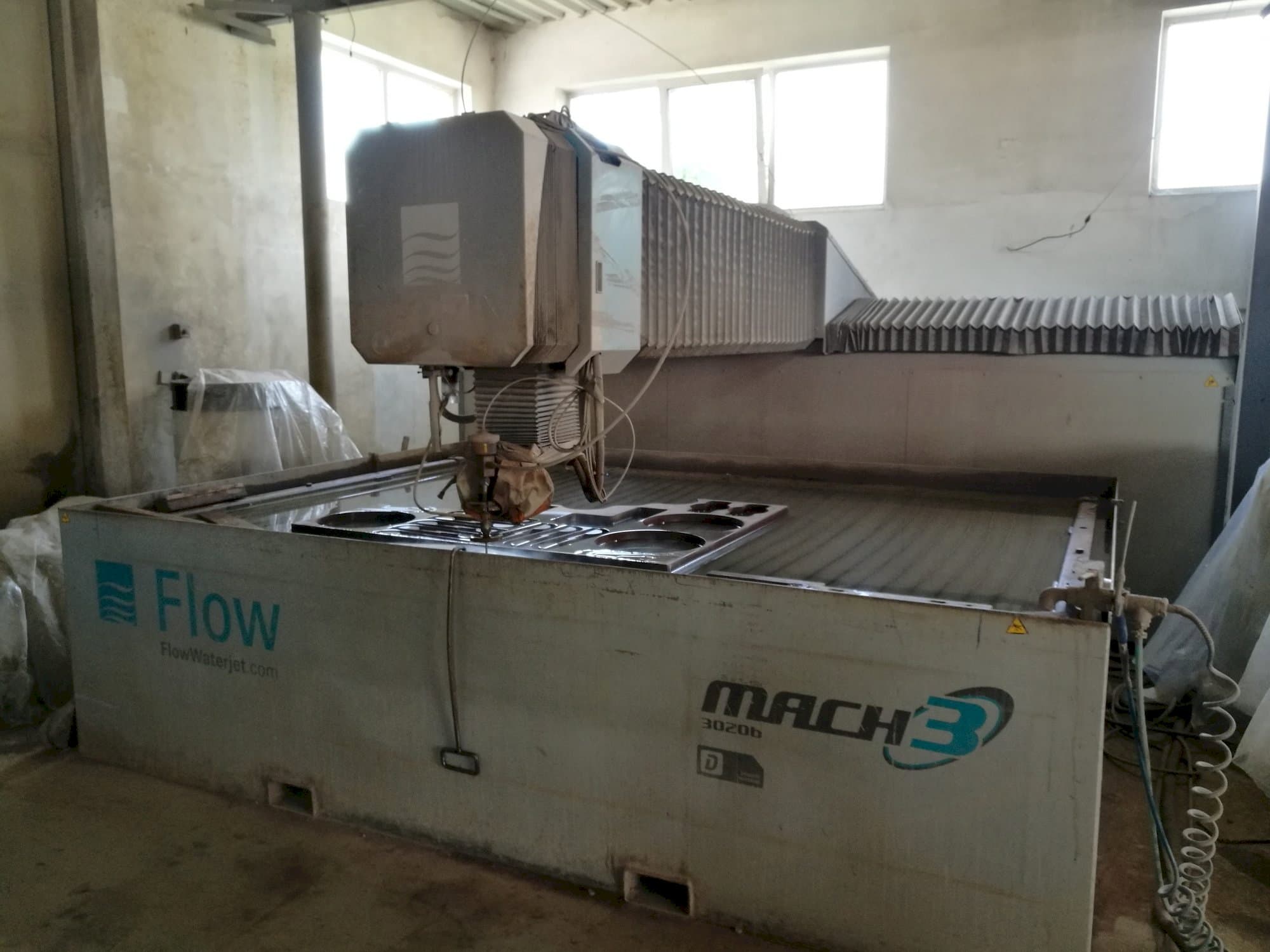 Frontansicht der Flow Mach3-3020b Maschine