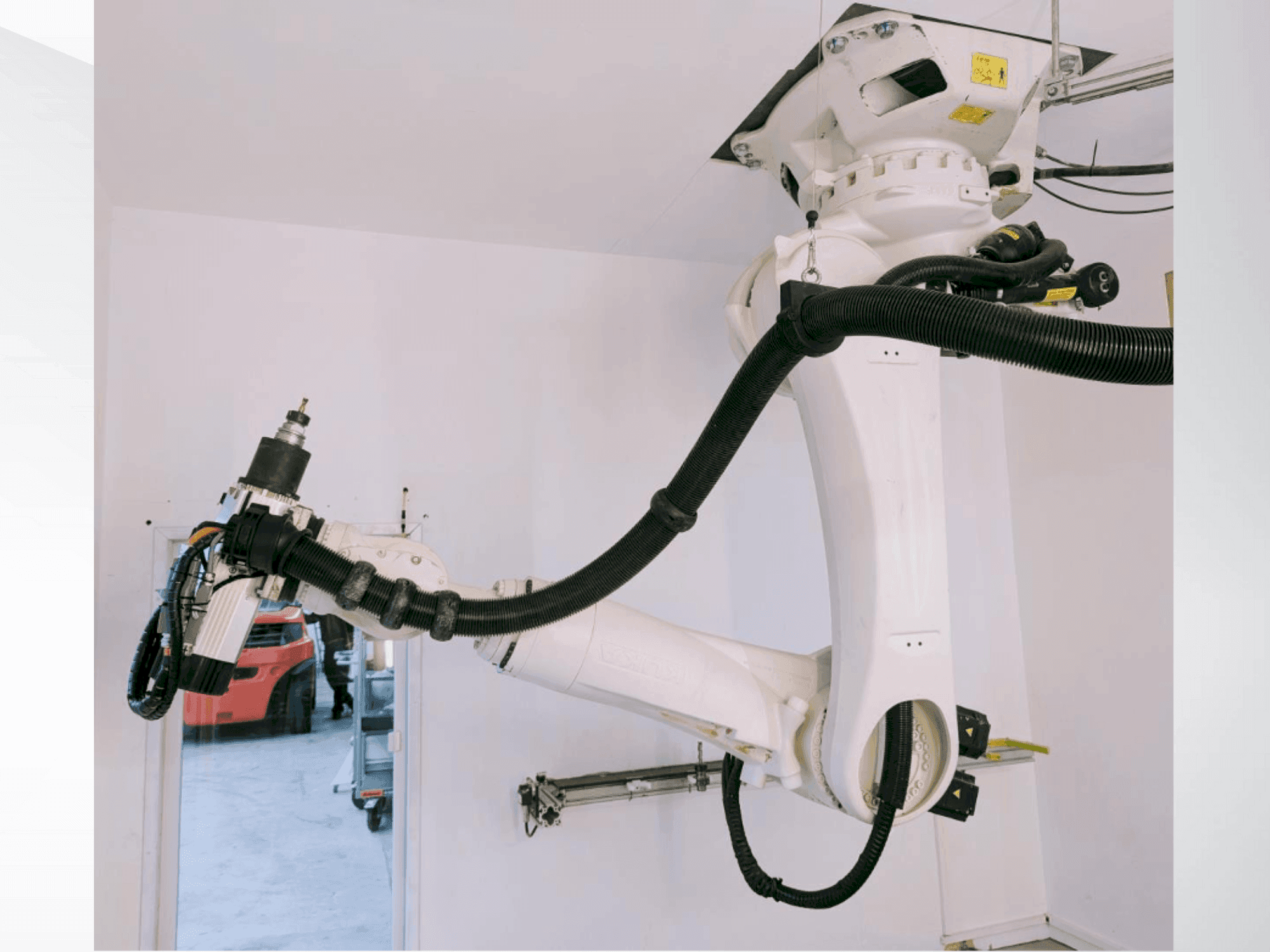 Frontansicht der KUKA KR 270 R2700 C ultra + Absolute measurement Maschine