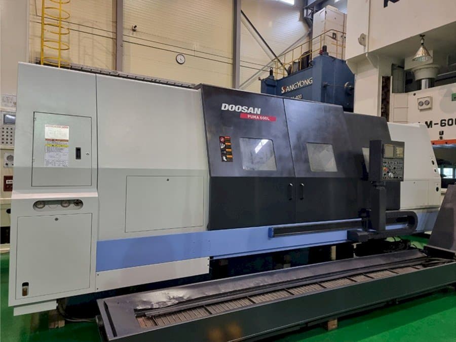 Frontansicht der Doosan Puma 600L  Maschine