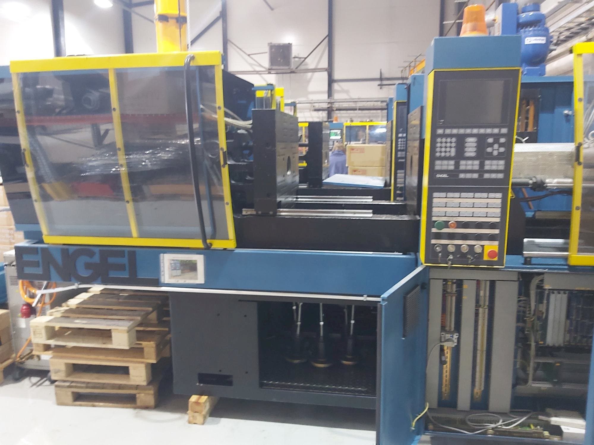 Frontansicht der ENGEL ES 330/80 HL Maschine