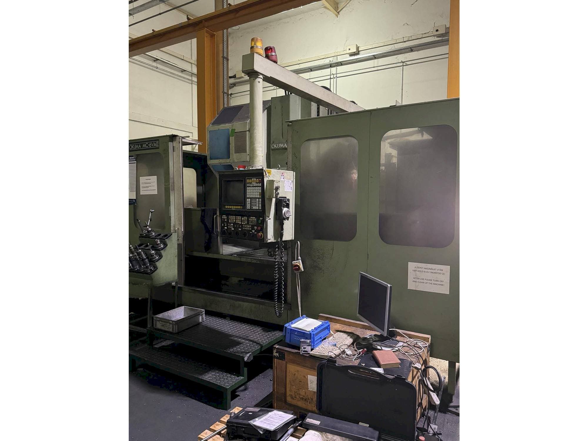 Frontansicht der Okuma MC - 6VAE Maschine