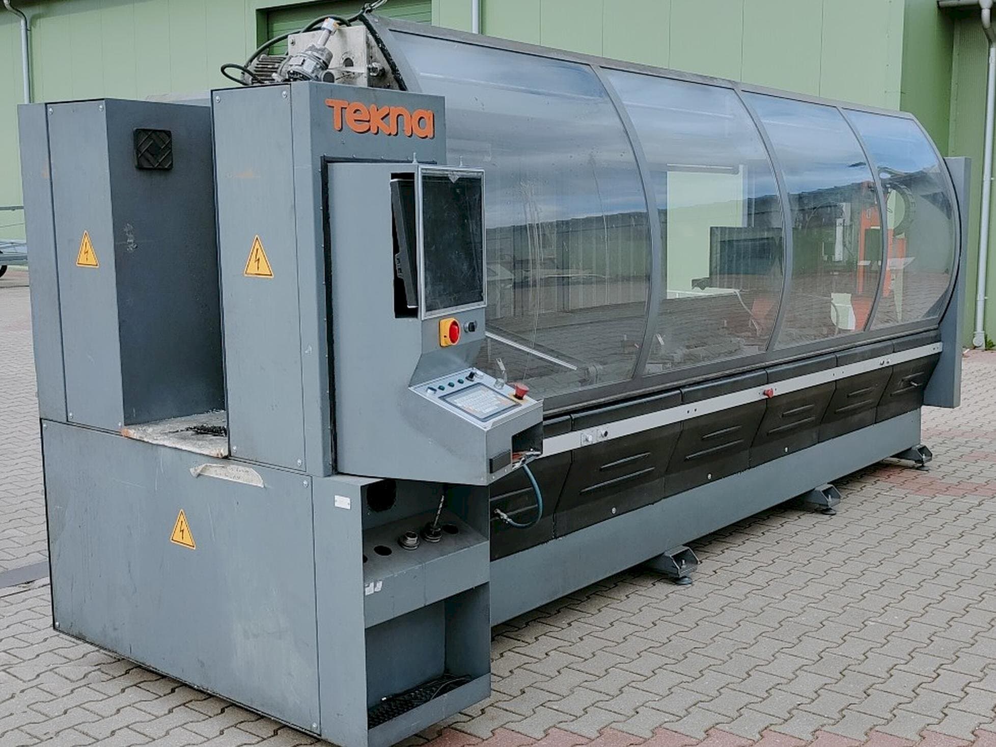 Frontansicht der Tekna TK427-3 Maschine