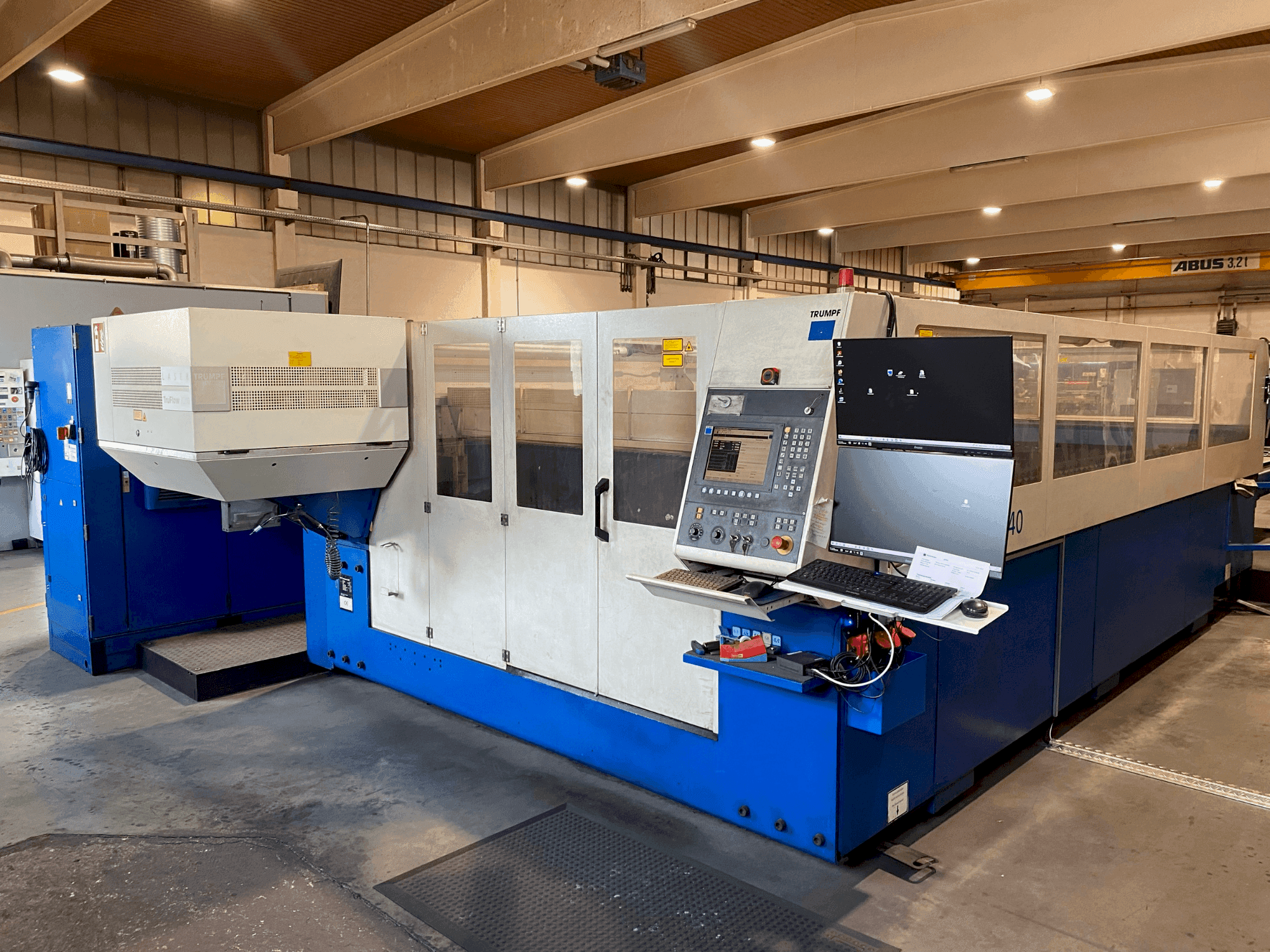 Frontansicht der TRUMPF TruLaser 3040 Maschine