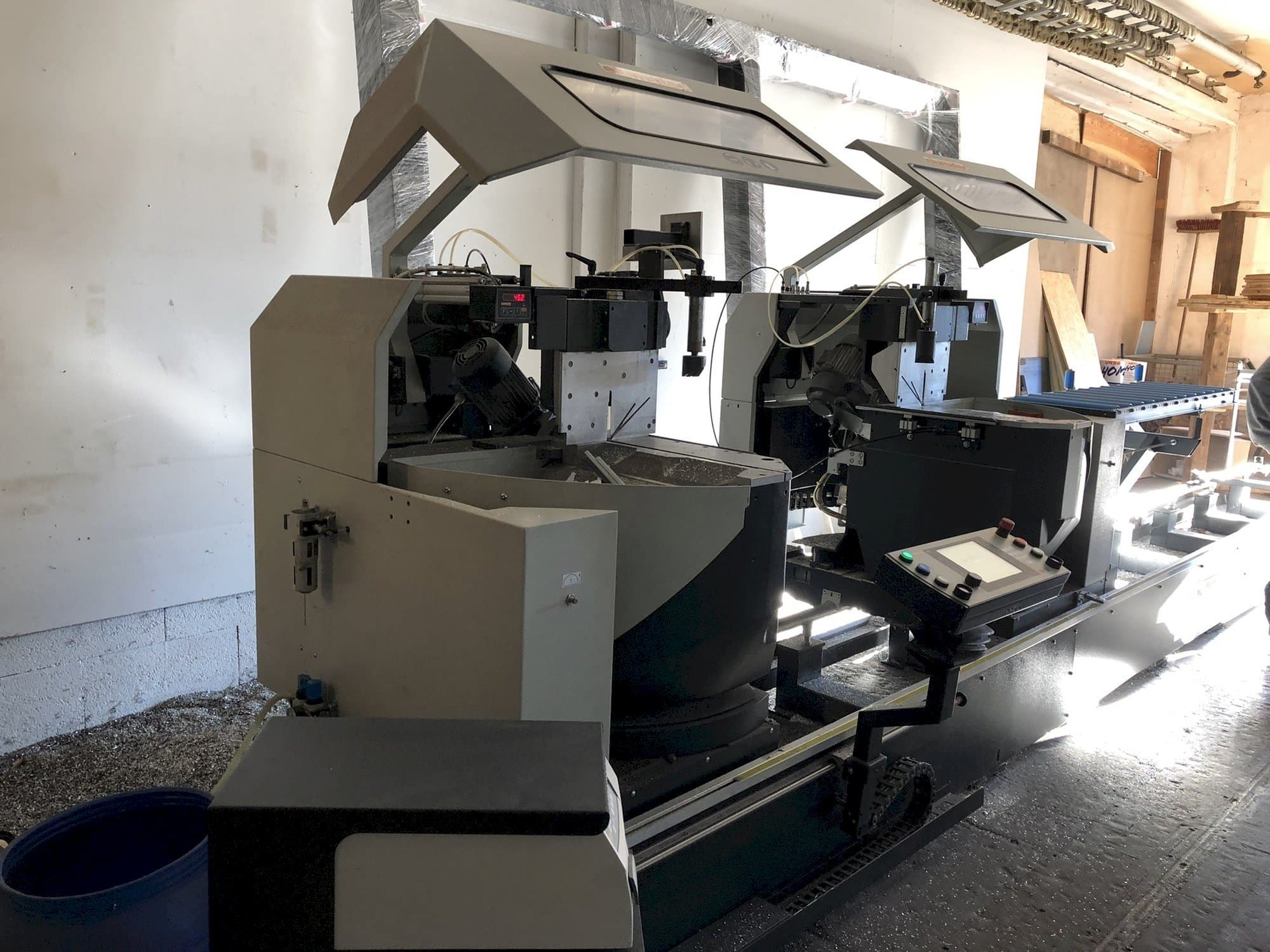 Frontansicht der Elumatec DG 244  Maschine