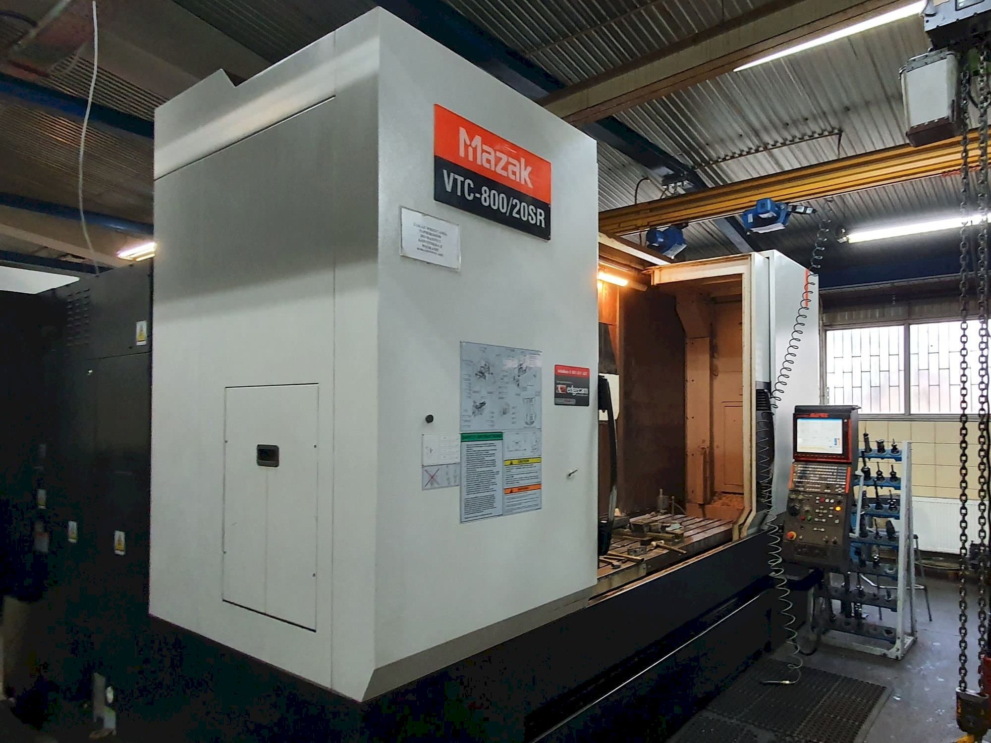 Frontansicht der Mazak VTC-800/20SR Maschine