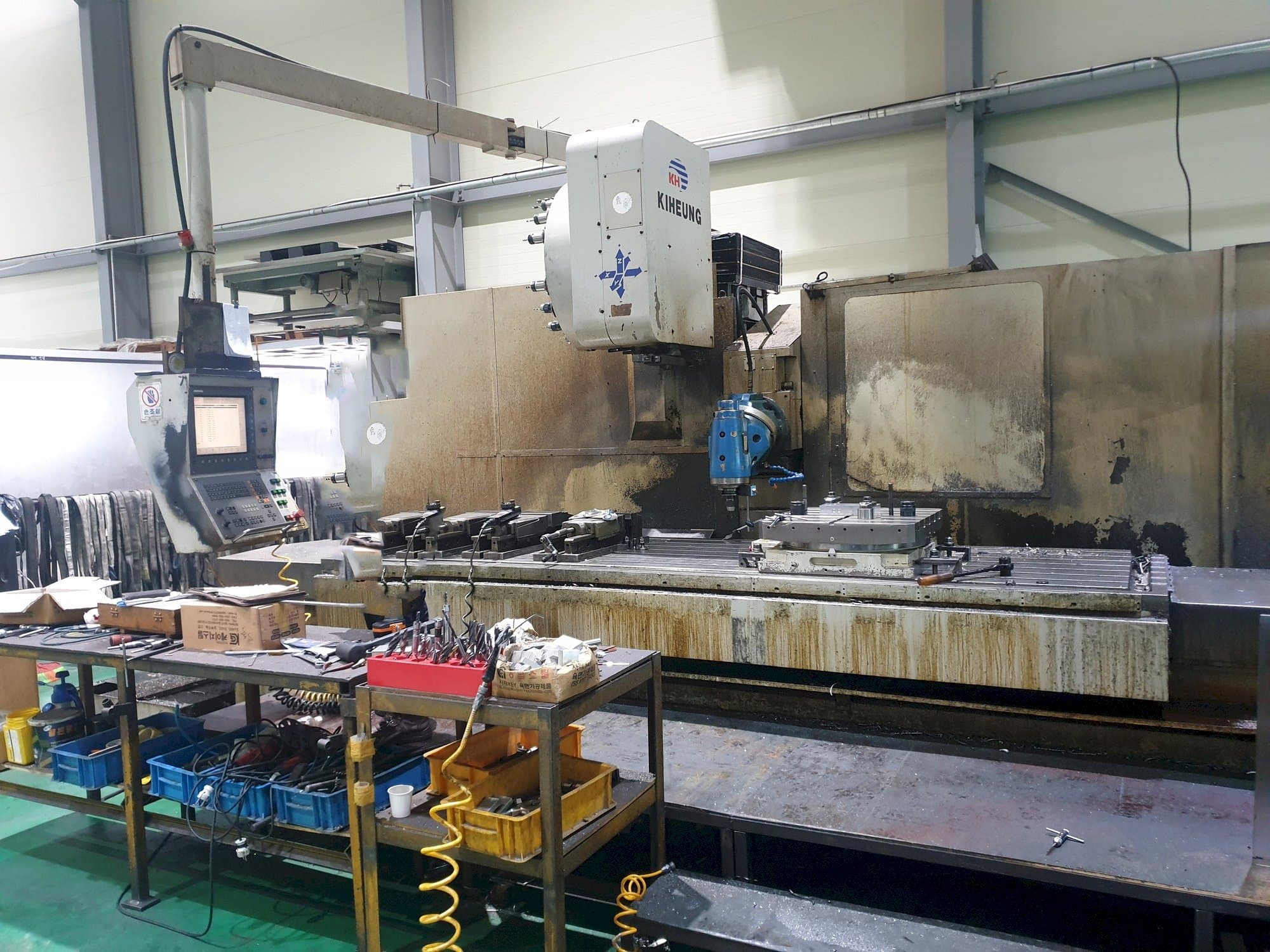 Frontansicht der KIHEUNG KNC-U1000 Maschine