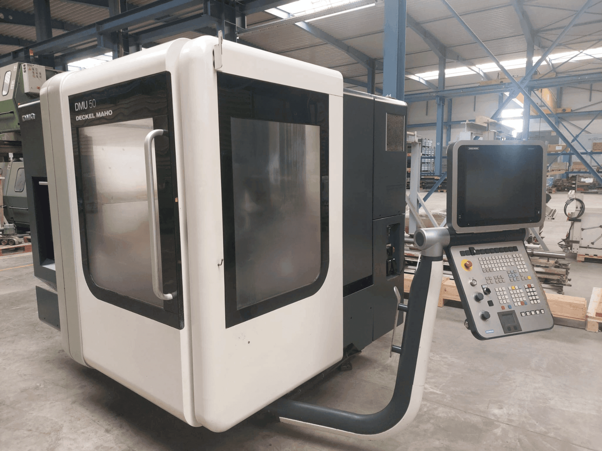 Frontansicht der DMG DECKEL MAHO DMU 50 Maschine