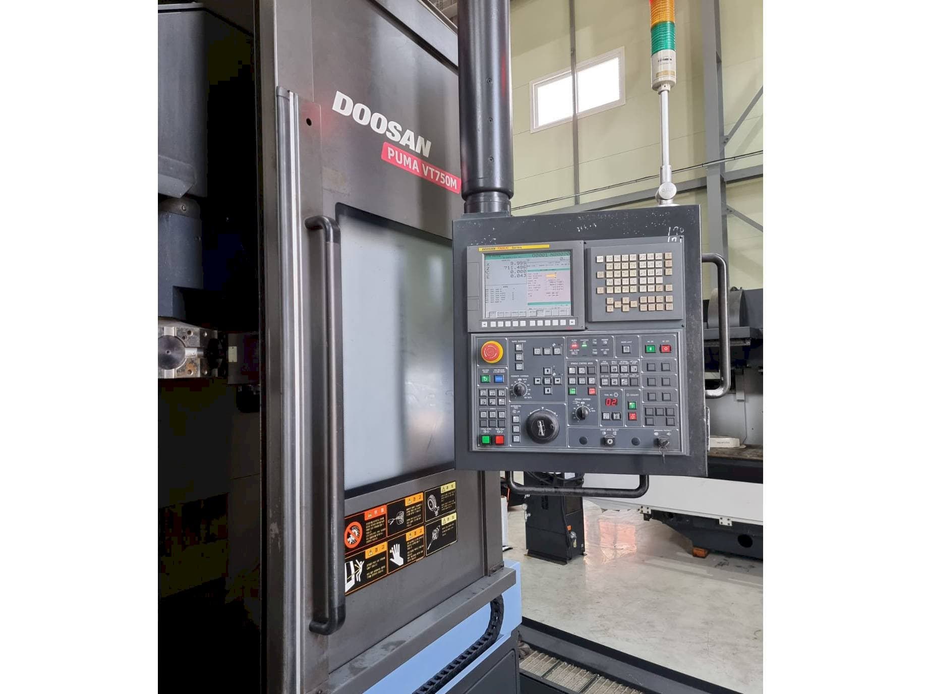 Linke Seitenansicht der Doosan Puma VT750M Maschine