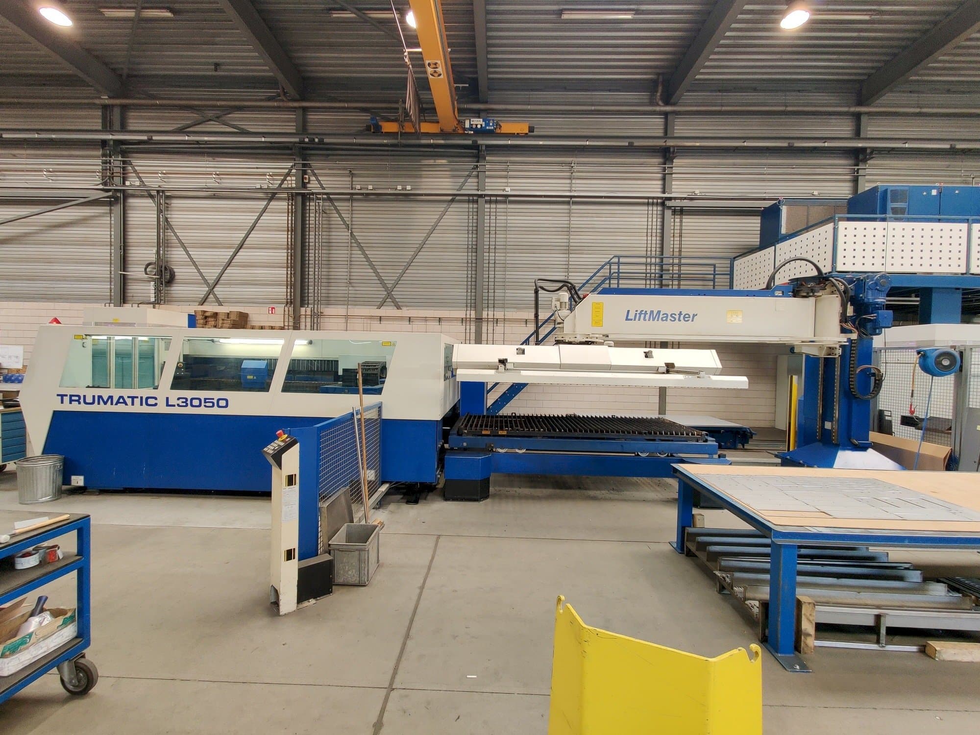 Frontansicht der Trumpf Trumatic L3050 + Liftmaster Maschine