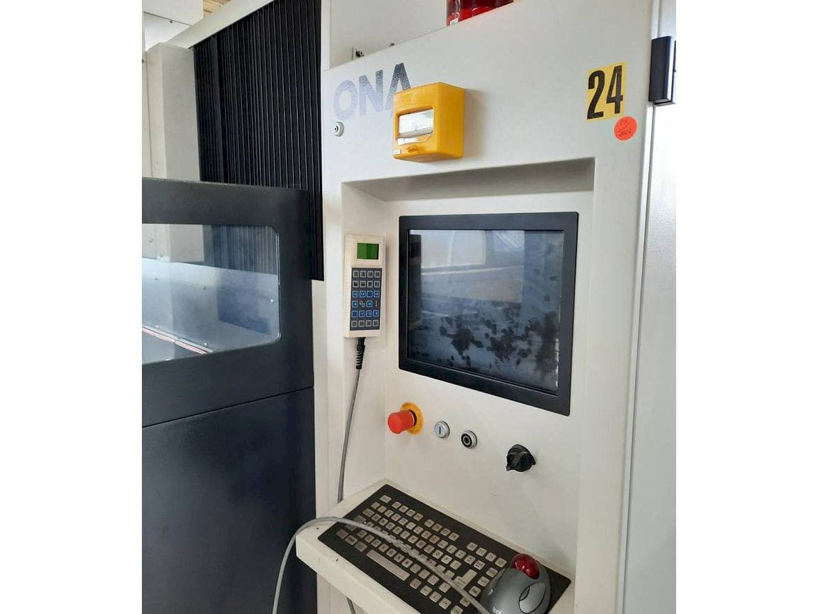 Frontansicht der ONA NX4F Maschine