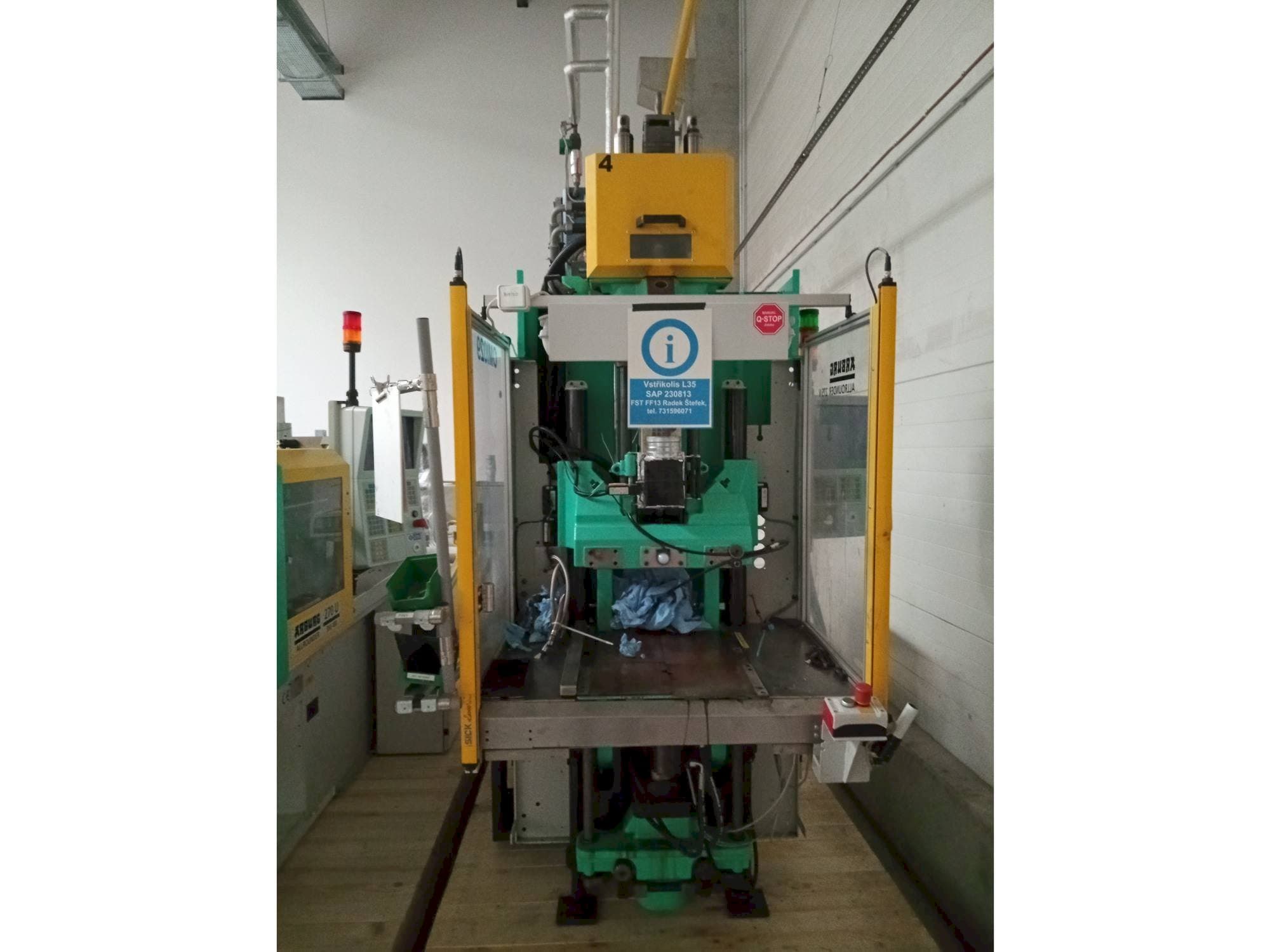 Frontansicht der Arburg Allrounder 275V 250-70 Maschine