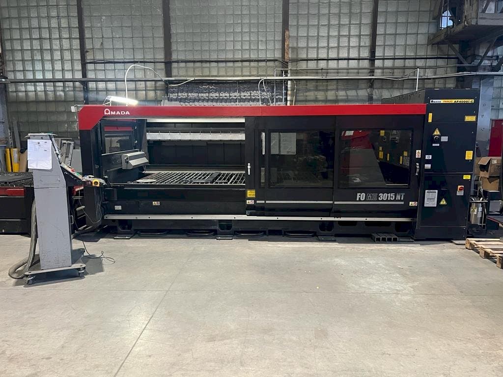 Frontansicht der AMADA F0 MII 3015 NT  Maschine