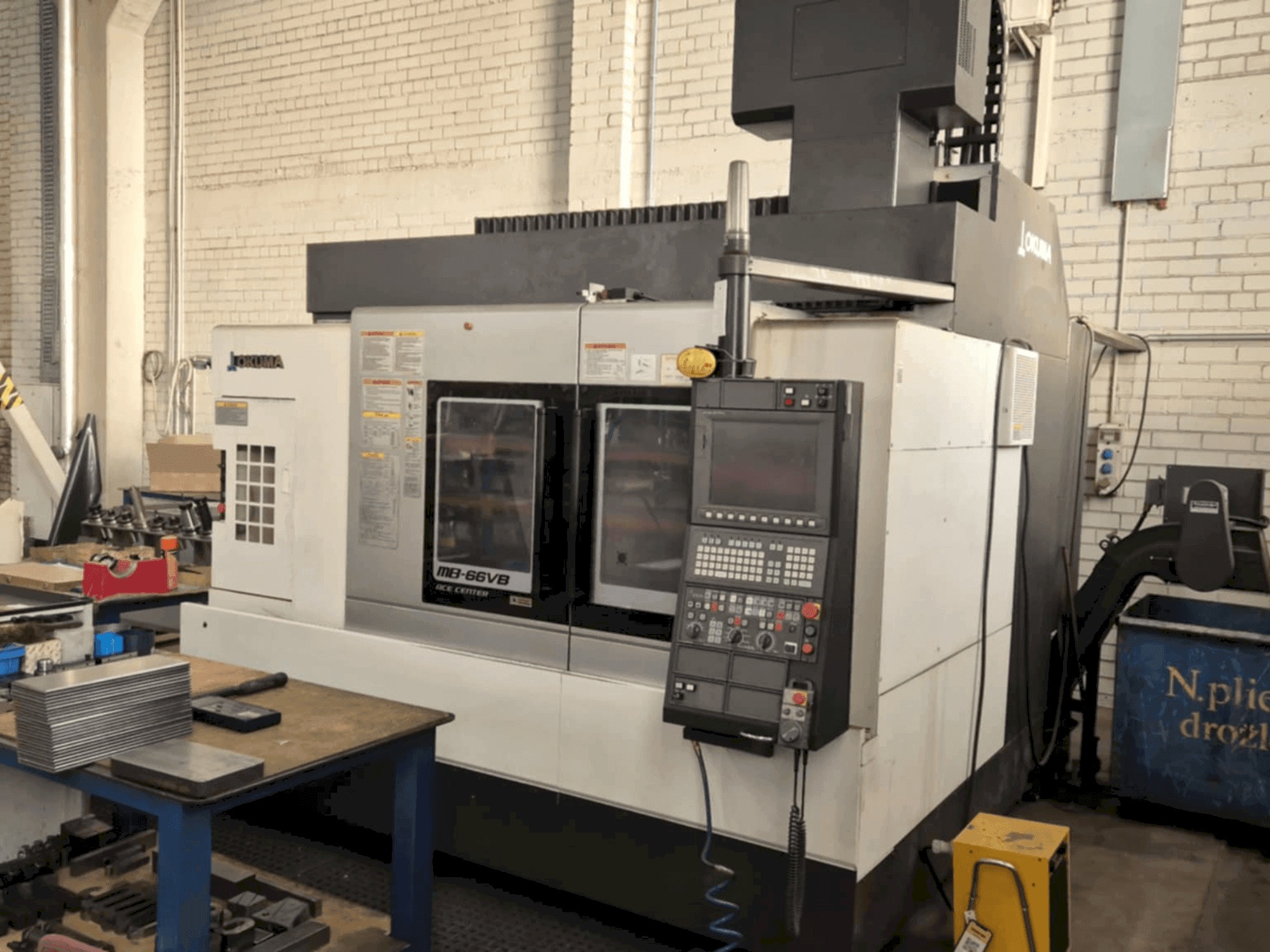 Frontansicht der Okuma MB-66VB Maschine