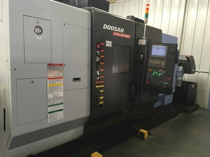 Frontansicht der Doosan Puma MX 2100 ST Maschine