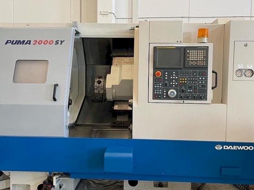 Frontansicht der Doosan Puma 2000SY Maschine