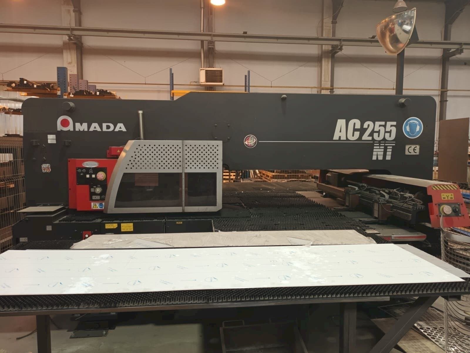 Frontansicht der AMADA AC 255 NT  Maschine