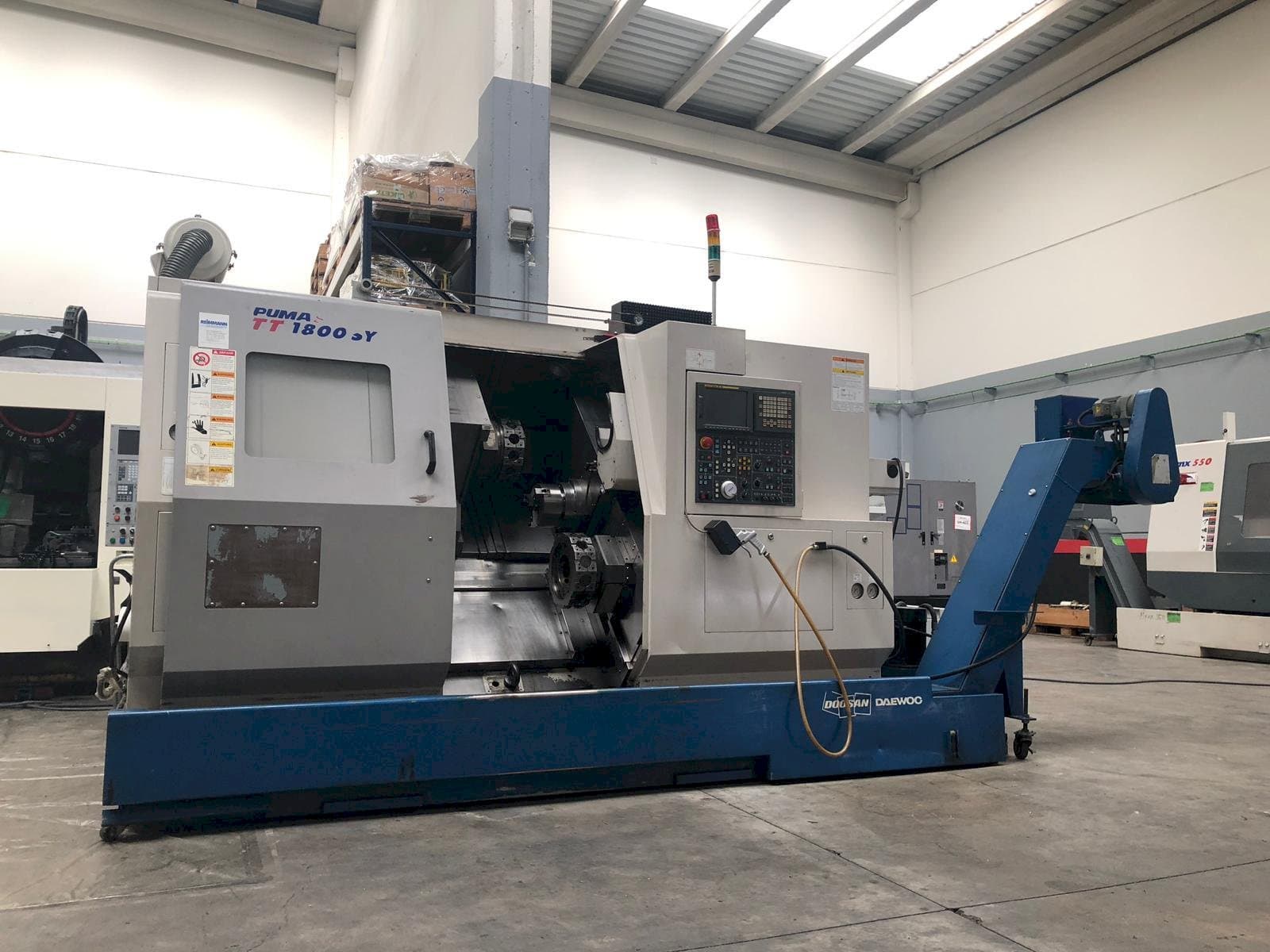Frontansicht der Doosan Puma TT1800SY  Maschine