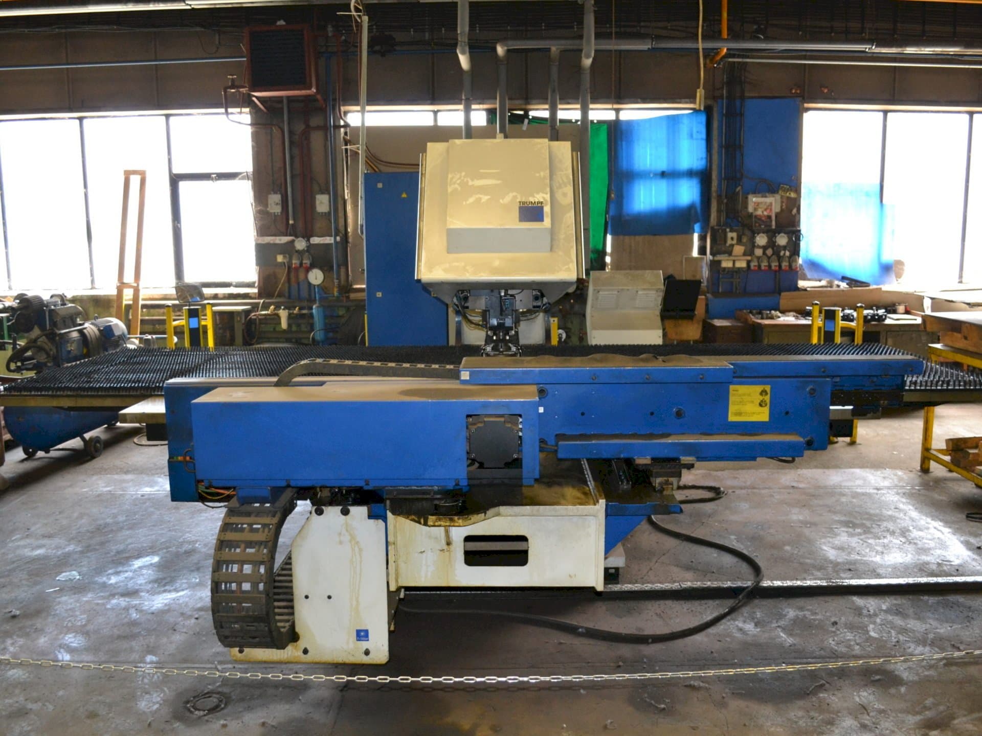 Frontansicht der Trumpf Trumatic 2000R Maschine