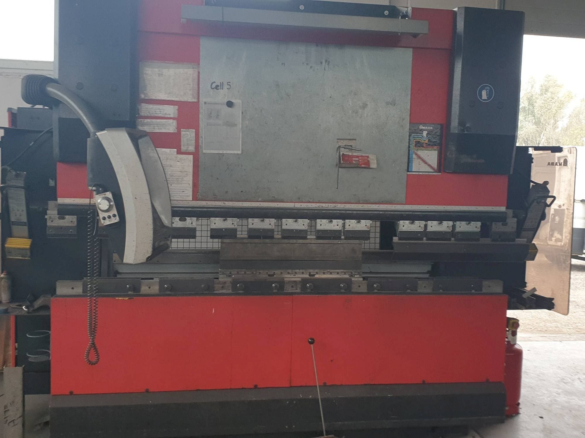 Frontansicht der AMADA HFE 8025/7 Maschine