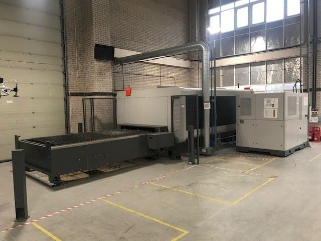 Frontansicht der Bystronic BySprint Fiber 3015 Maschine
