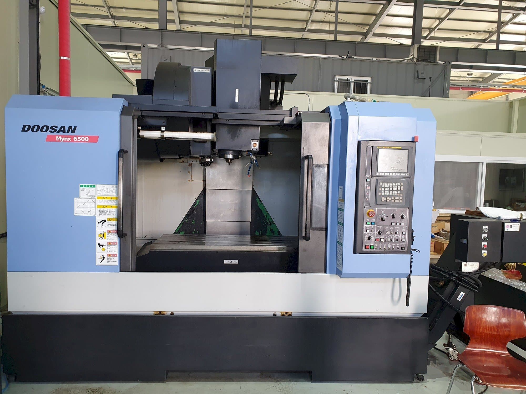 Frontansicht der Doosan MYNX 6500  Maschine