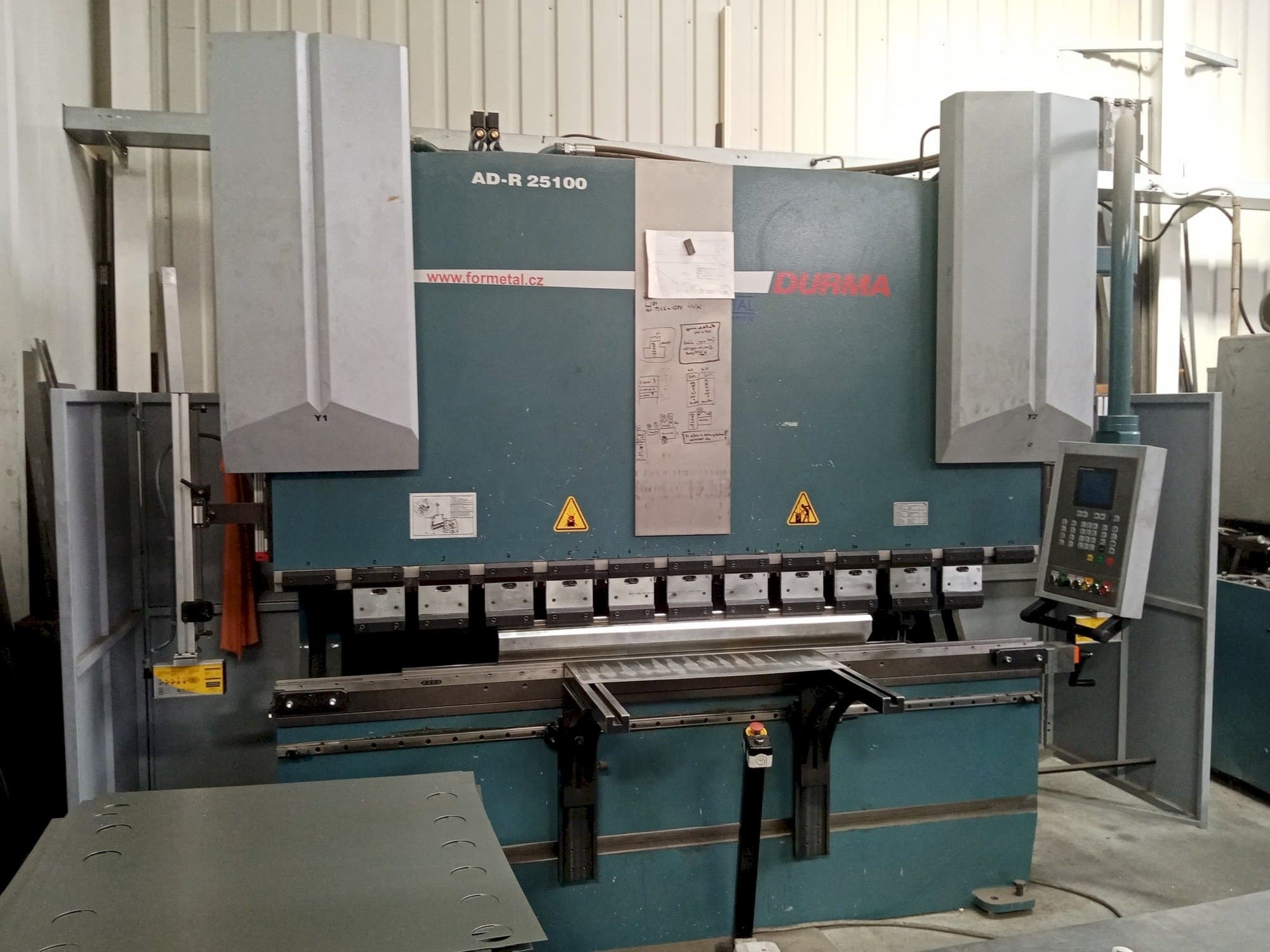 Frontansicht der Durma AD-R 25100 Maschine