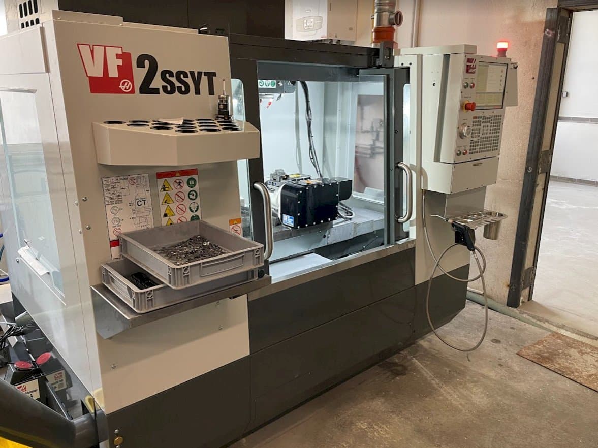Frontansicht der HAAS VF-2SSYT Maschine