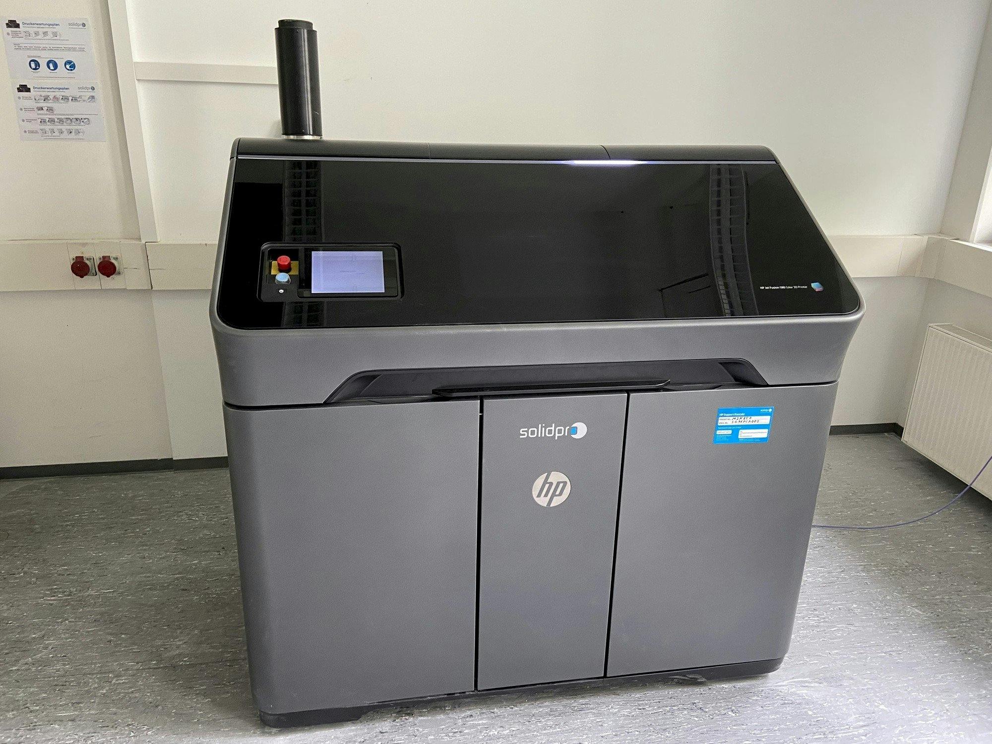 Frontansicht der HP Jet Fusion 580 Color 3D printer  Maschine